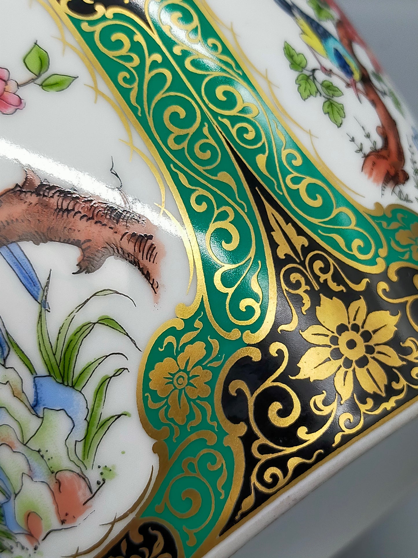 Kaiser Porzellan Prunkvase Mandschu Elegante Deckelvase