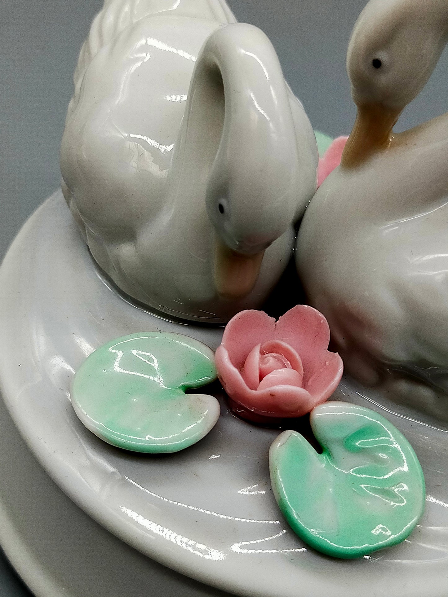 Romantische Porzellan Spieluhr mit Schwänen  Nostalgisches Design