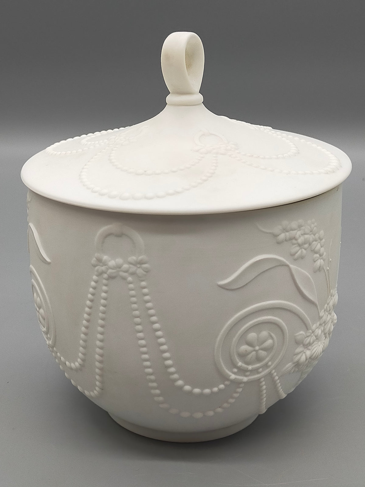 Edle Kaiser Bisquitporzellan Deckeldose M. Frey Elegantes Relief-Desig – Gallery Jarrodi