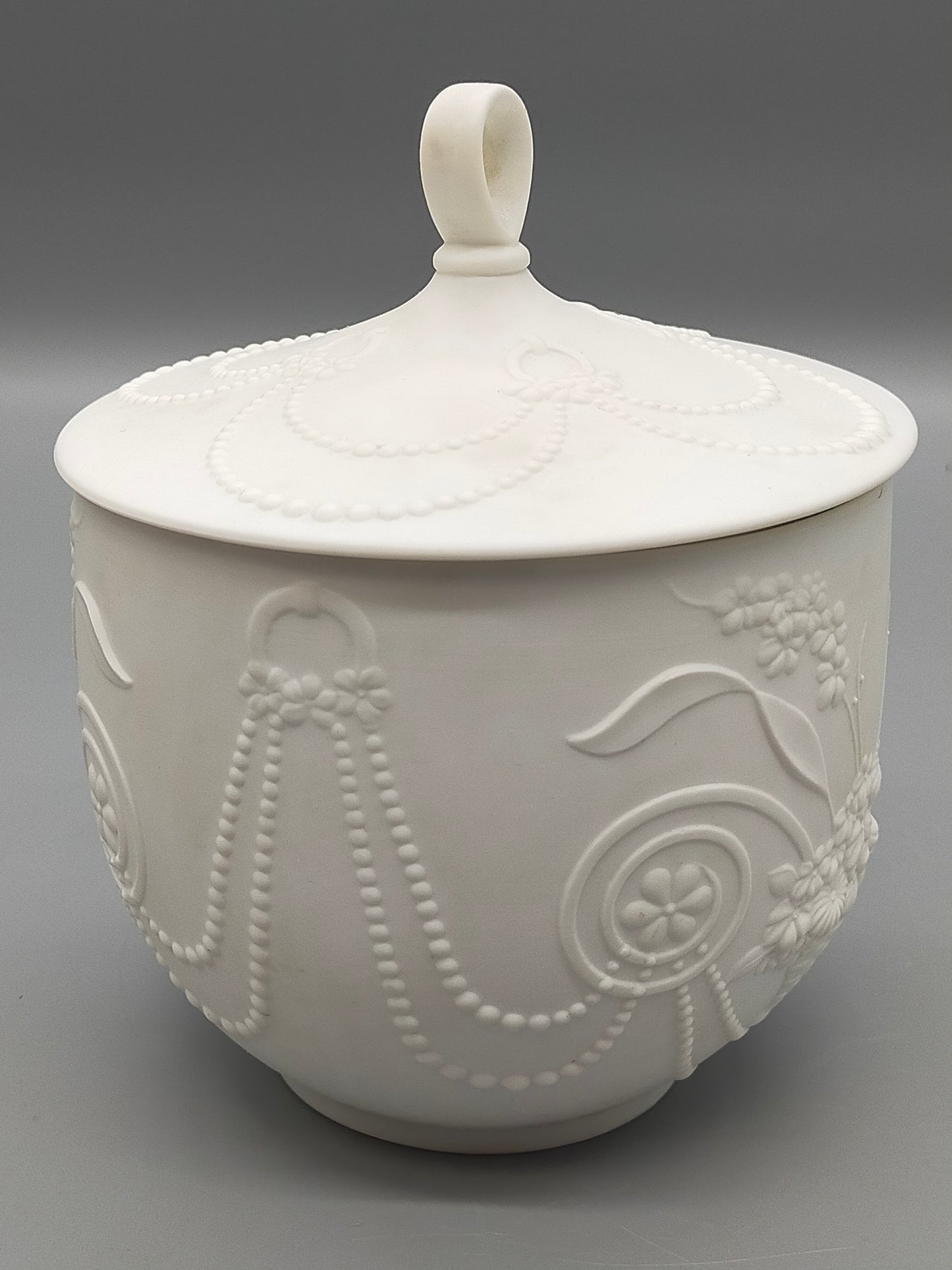 Edle Kaiser Bisquitporzellan Deckeldose M. Frey  Elegantes Relief-Design