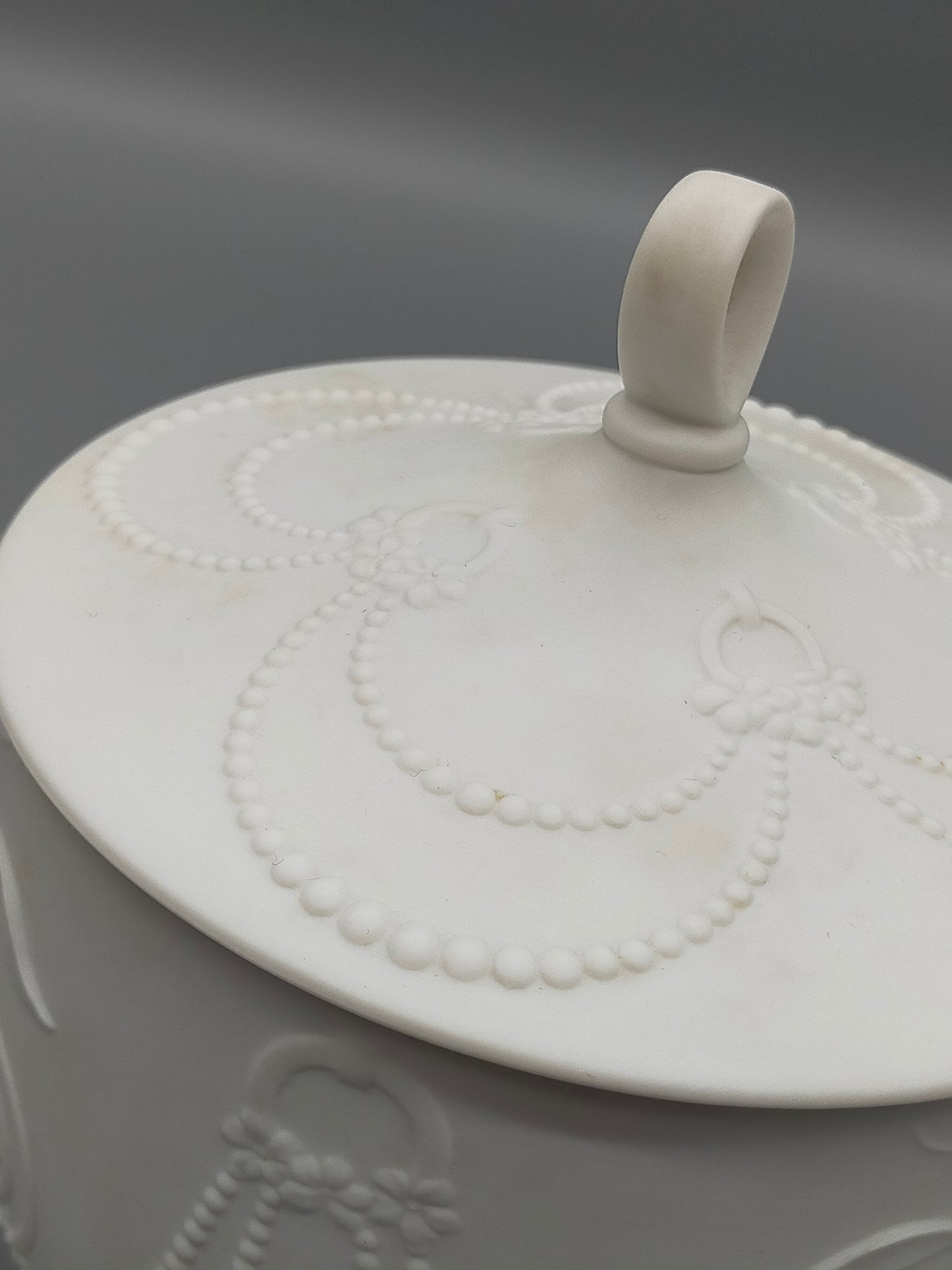 Edle Kaiser Bisquitporzellan Deckeldose M. Frey  Elegantes Relief-Design