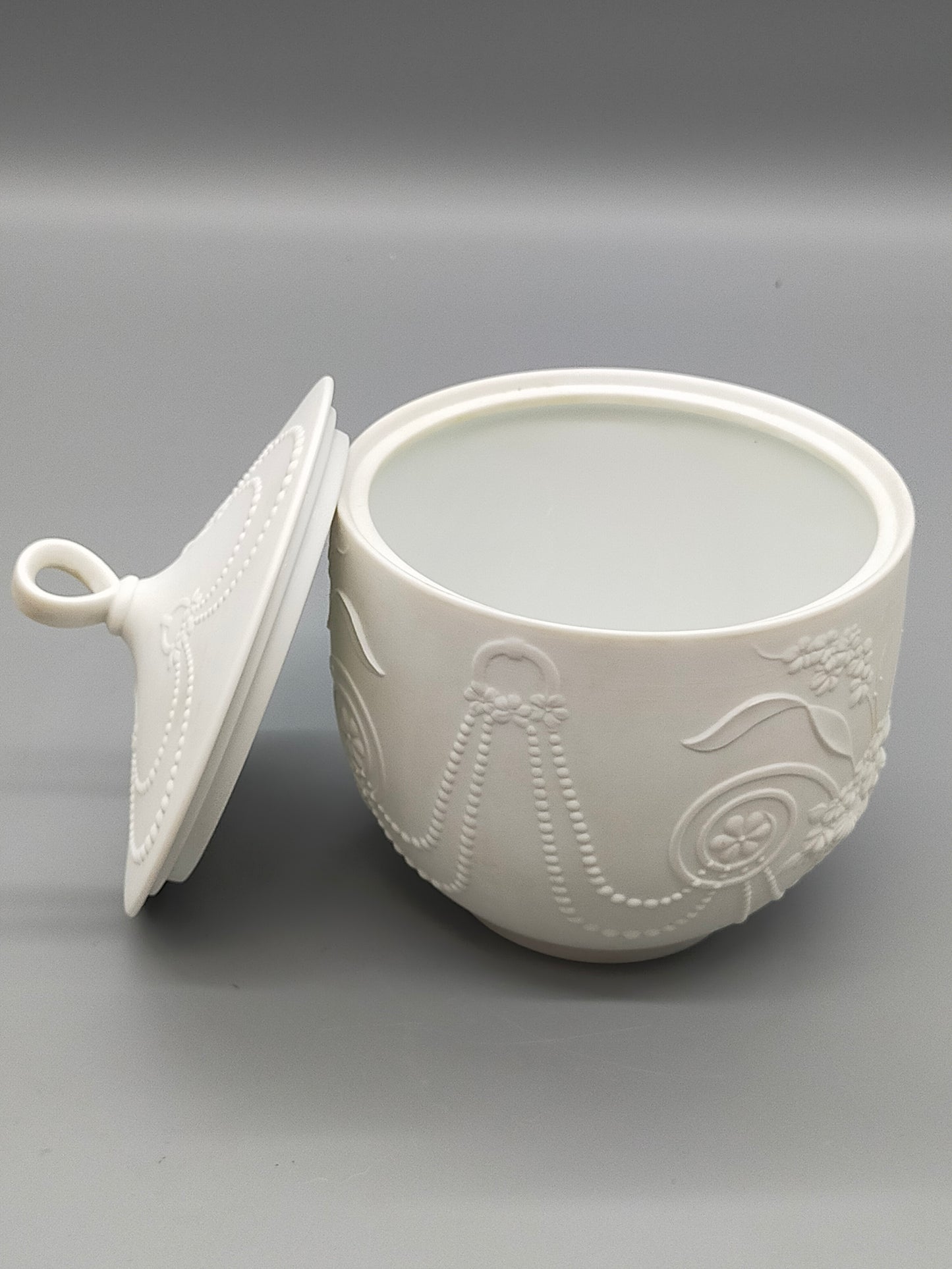 Edle Kaiser Bisquitporzellan Deckeldose M. Frey  Elegantes Relief-Design