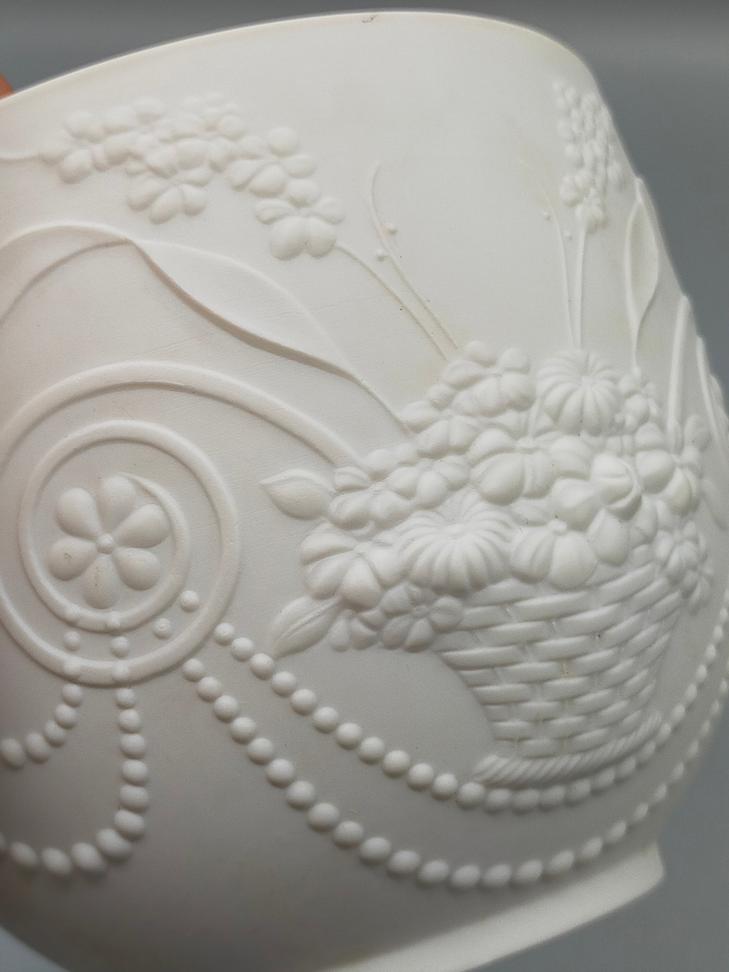 Edle Kaiser Bisquitporzellan Deckeldose M. Frey  Elegantes Relief-Design