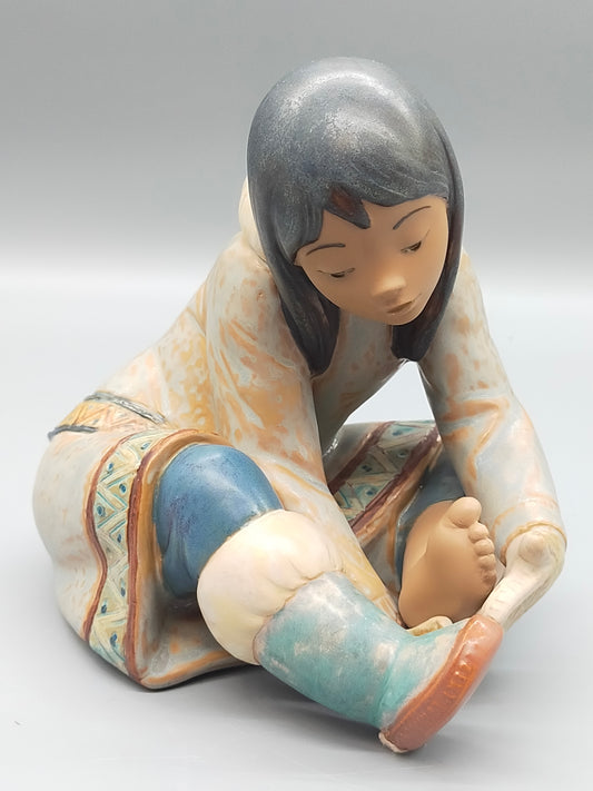 Lladró Porzellanfigur Eskimo Mädchen mit kalten Füßen Vintage