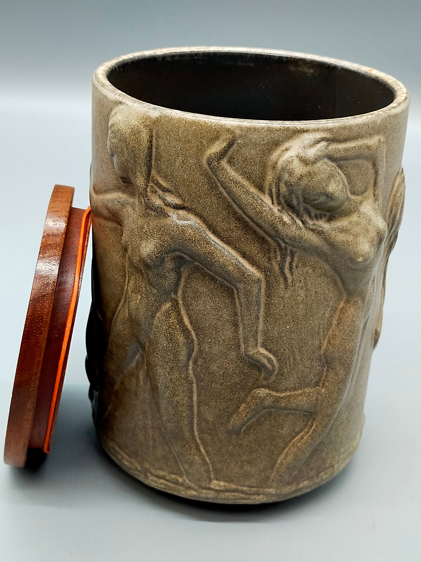 Art Déco Keramik Vorratsdose mit Holzdeckel Relief Tanzende Aktfiguren