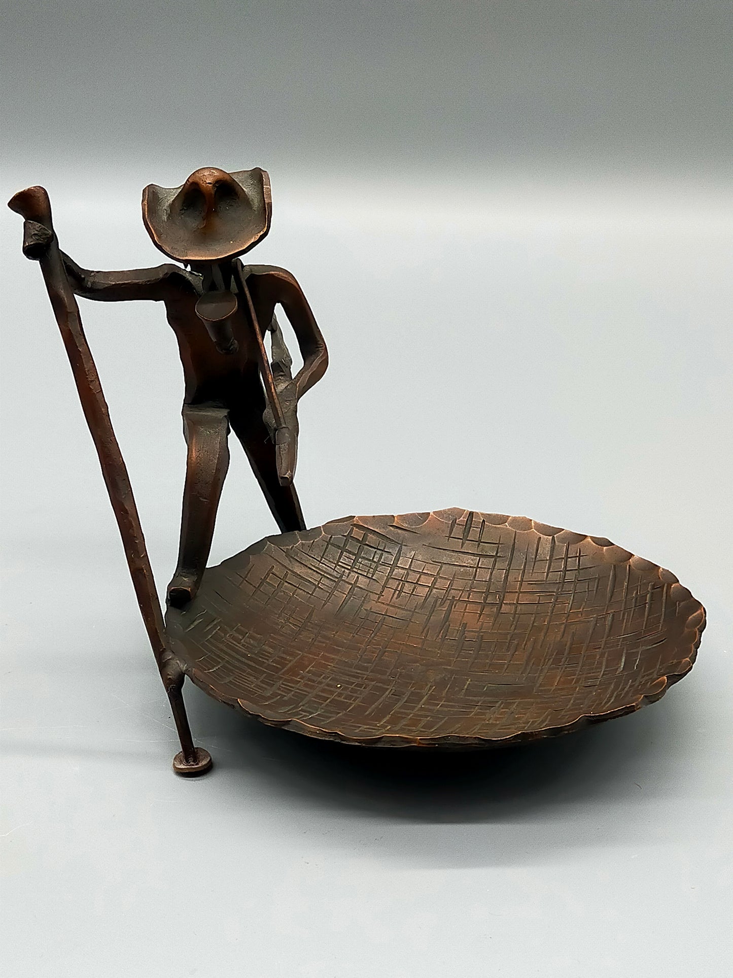 Rustikale Skulptur Don Quijote mit Schale – Kupfer/Bronze Optik