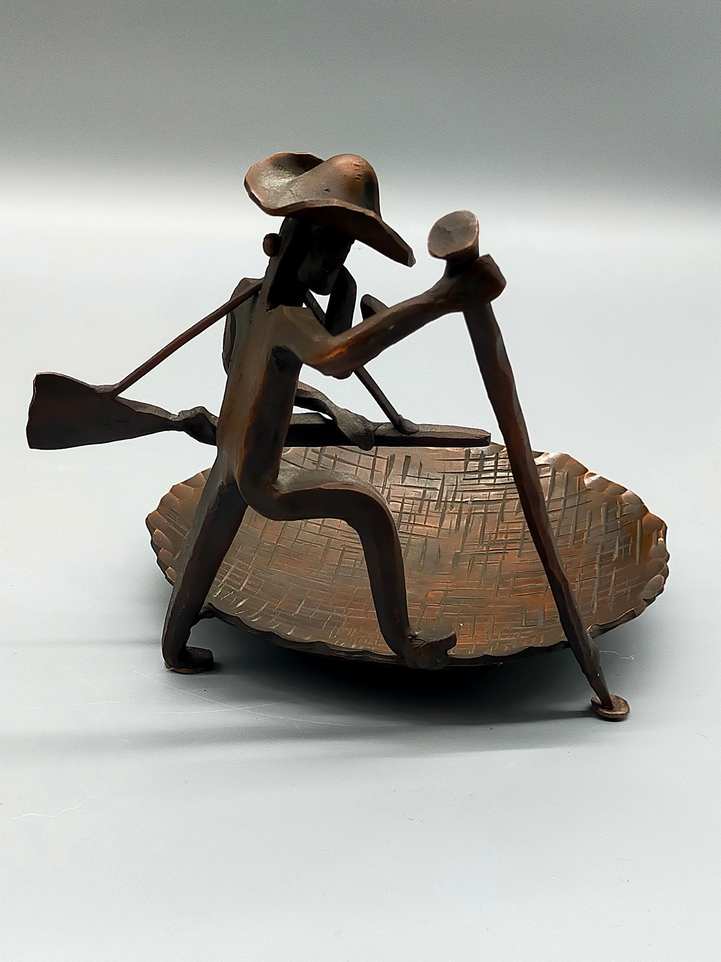 Rustikale Skulptur Don Quijote mit Schale – Kupfer/Bronze Optik