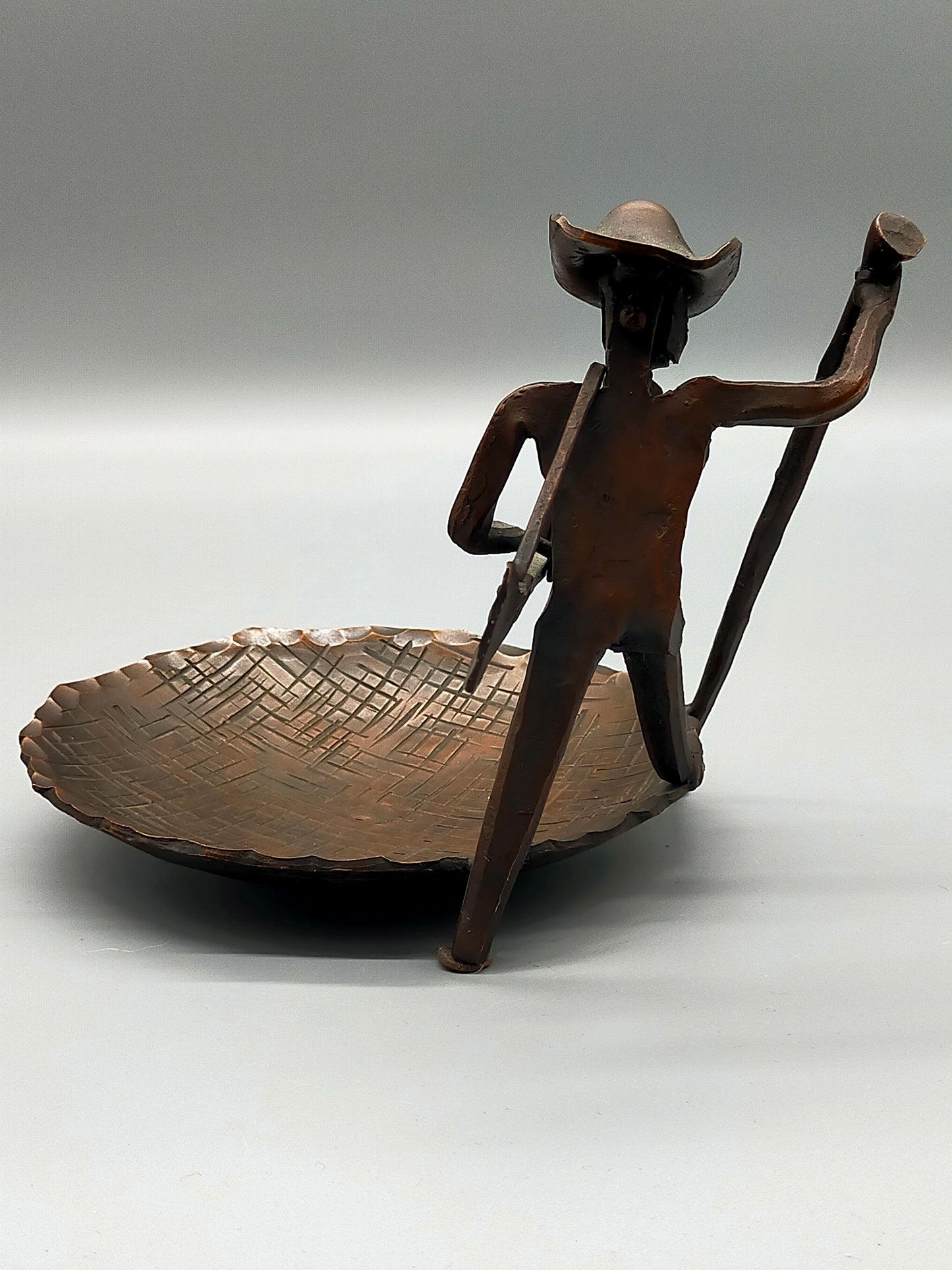Rustikale Skulptur Don Quijote mit Schale – Kupfer/Bronze Optik