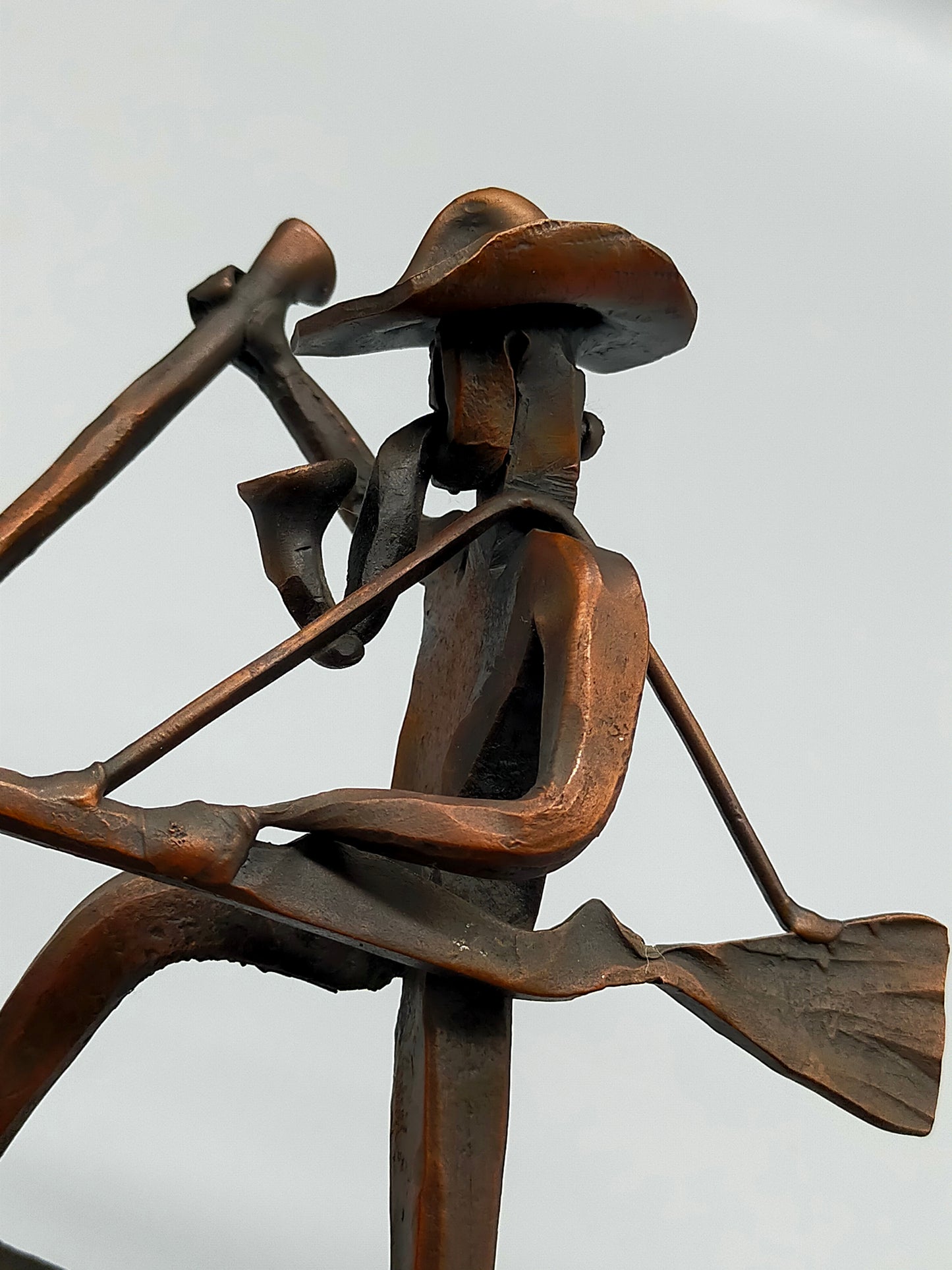 Rustikale Skulptur Don Quijote mit Schale – Kupfer/Bronze Optik