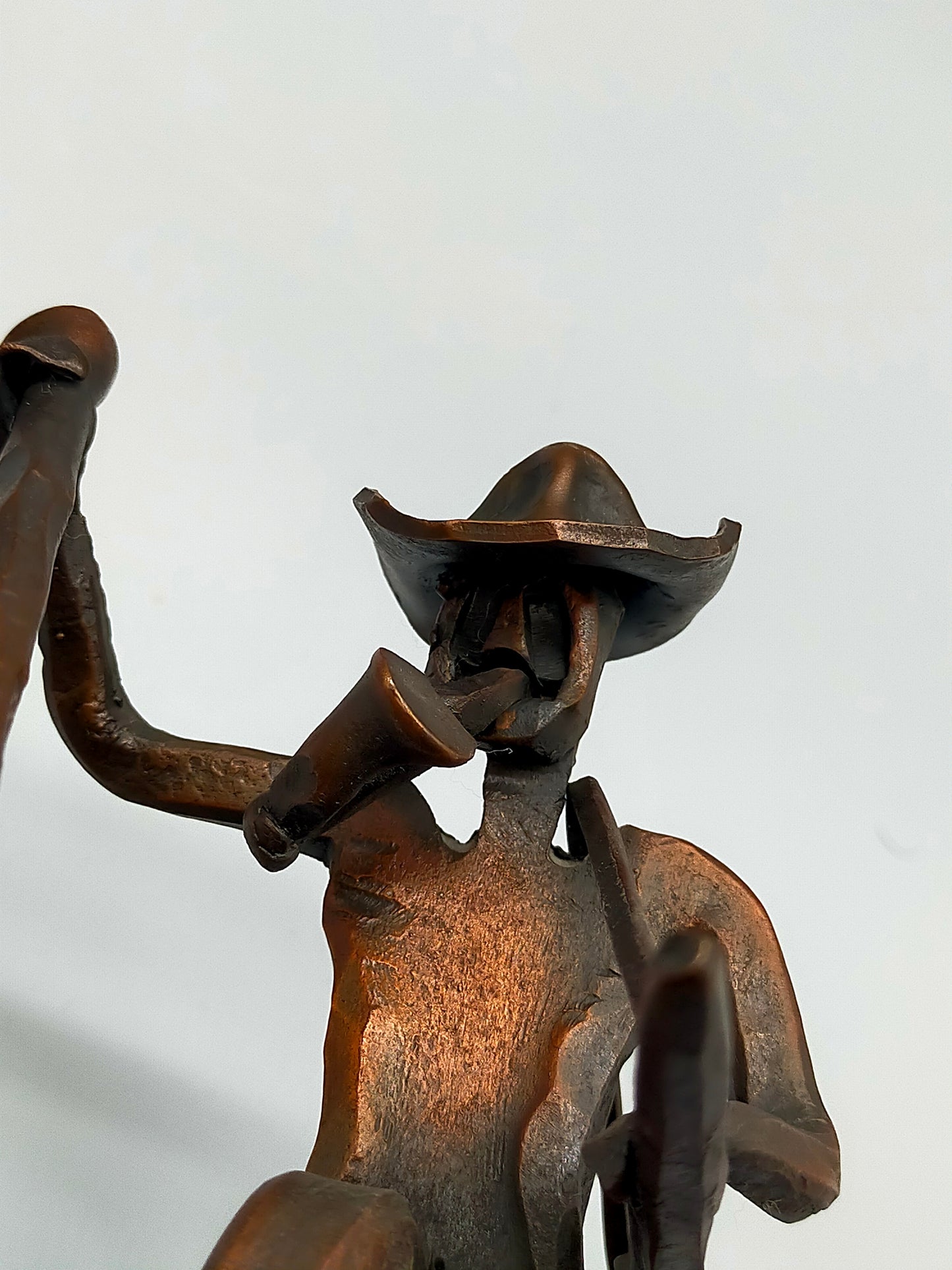 Rustikale Skulptur Don Quijote mit Schale – Kupfer/Bronze Optik