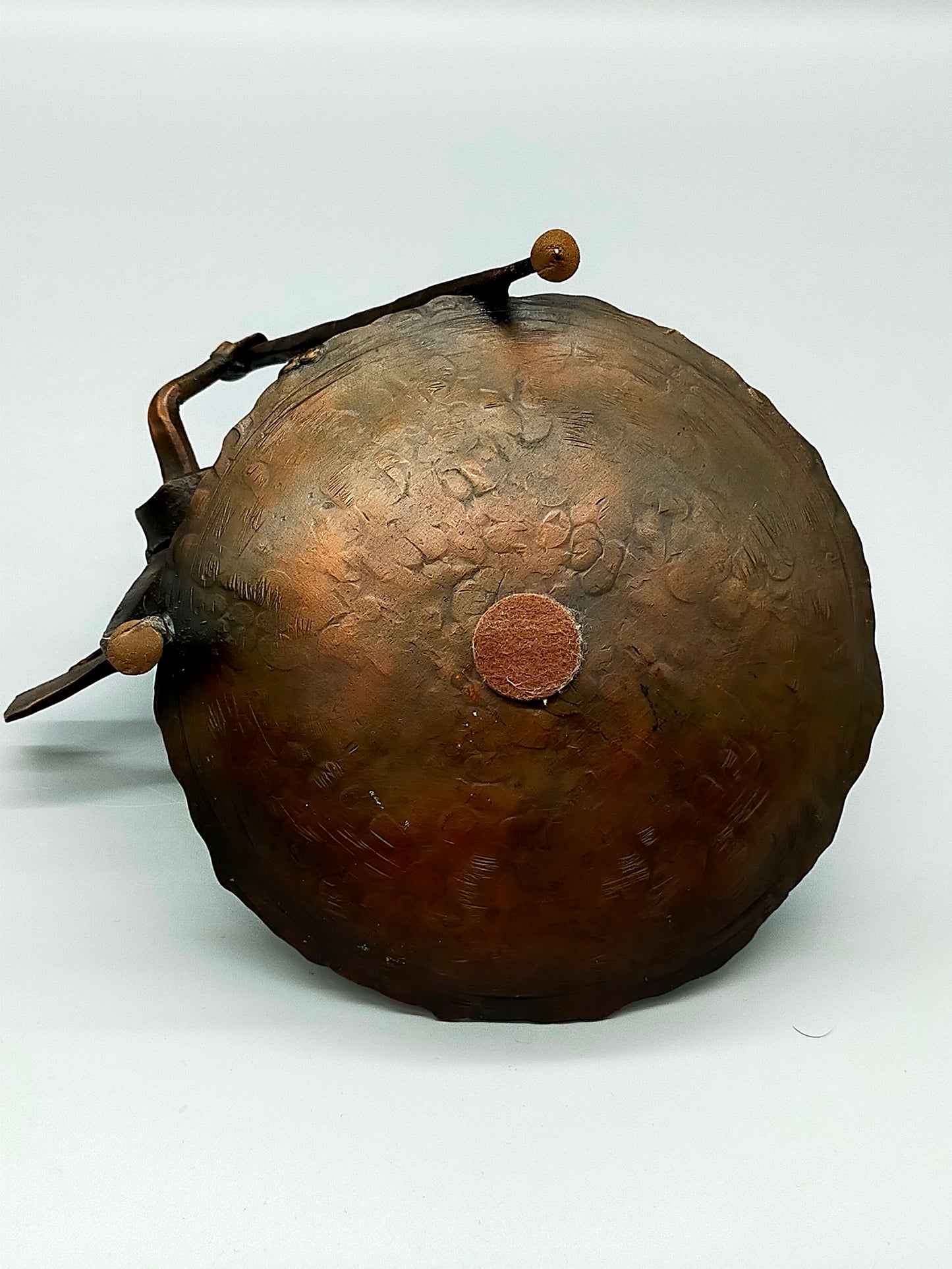 Rustikale Skulptur Don Quijote mit Schale – Kupfer/Bronze Optik