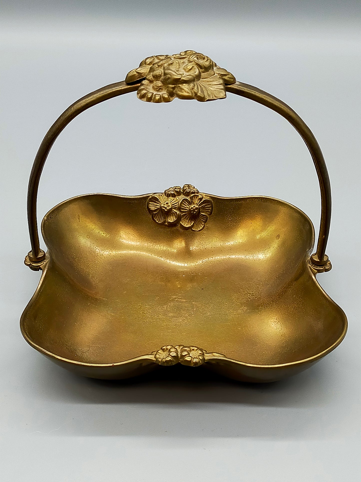 Elegante Art Nouveau Messing Schale mit Tragegriff Blütendekor