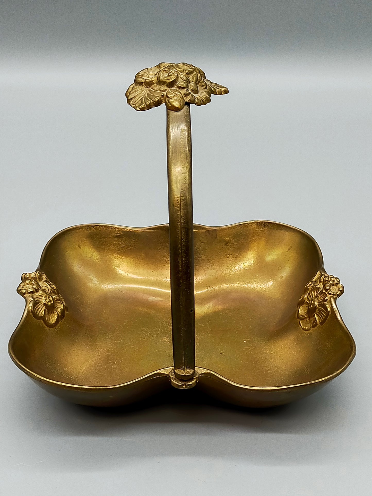 Elegante Art Nouveau Messing Schale mit Tragegriff Blütendekor