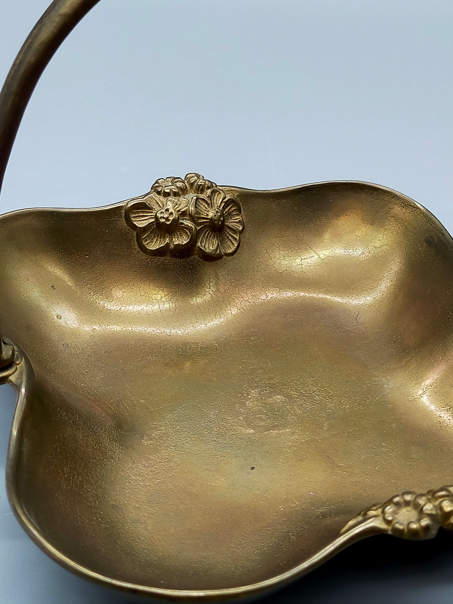 Elegante Art Nouveau Messing Schale mit Tragegriff Blütendekor