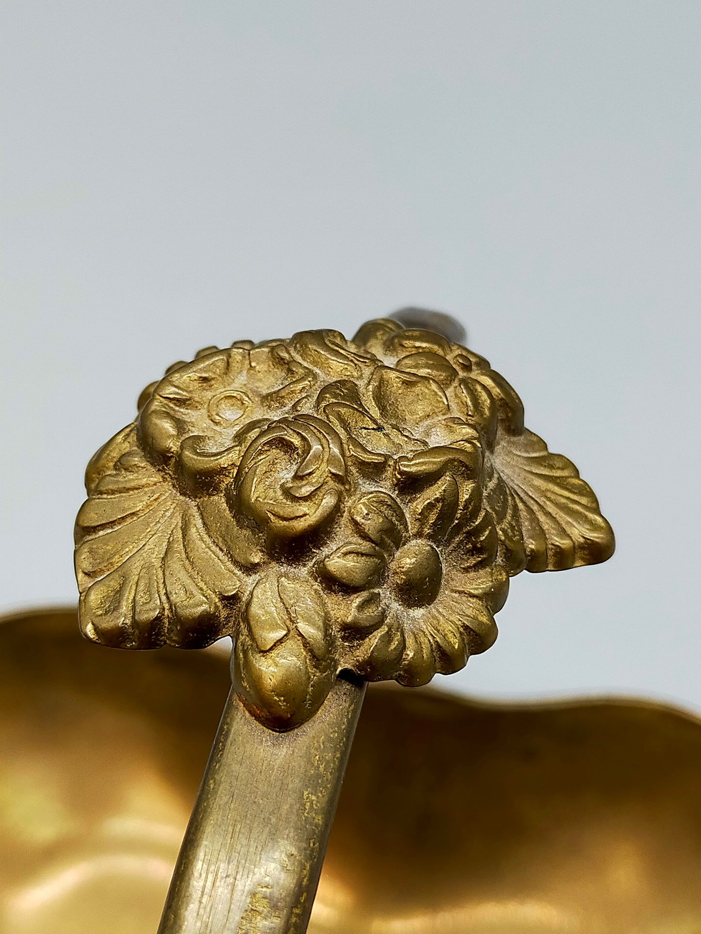 Elegante Art Nouveau Messing Schale mit Tragegriff Blütendekor