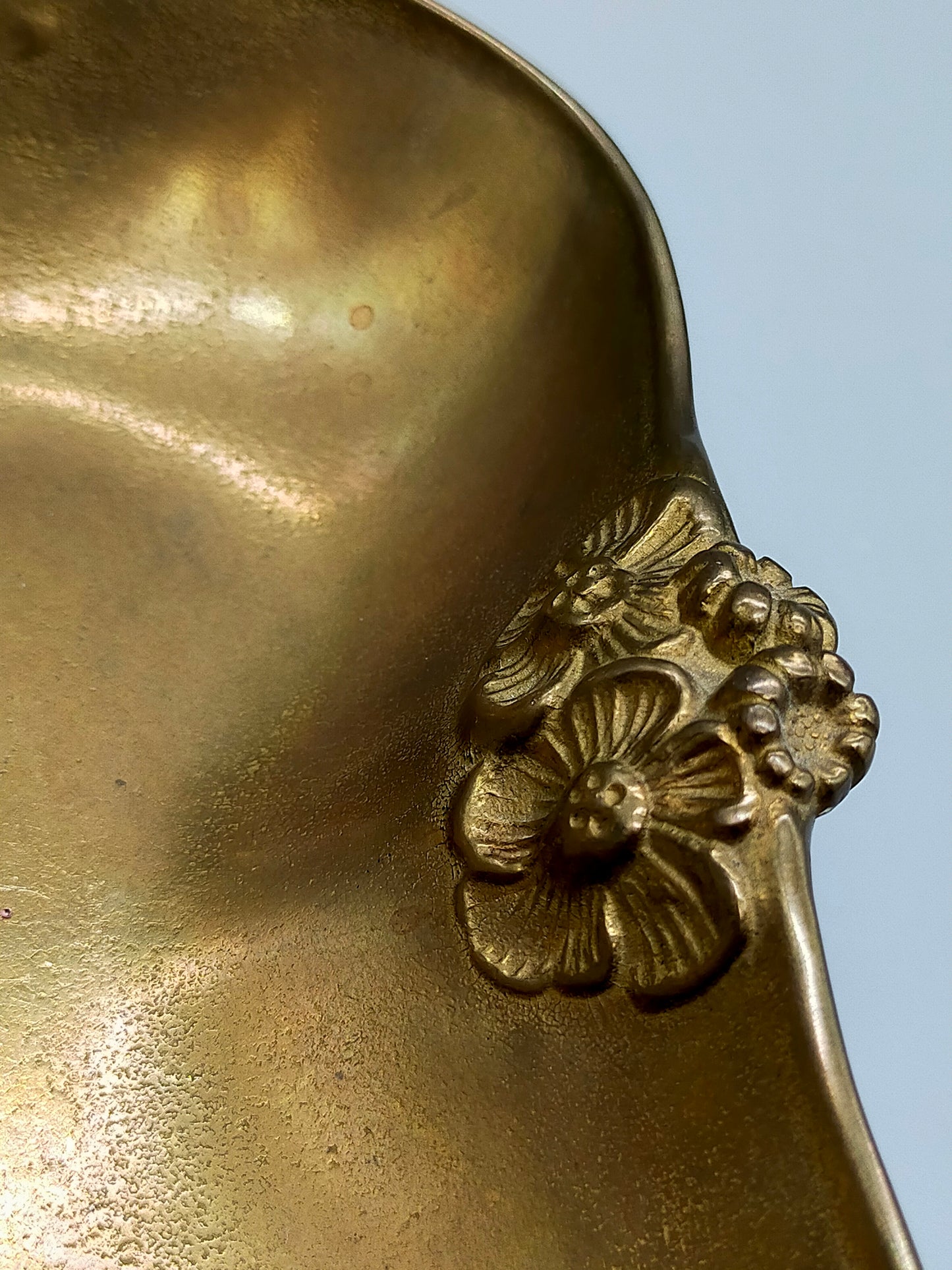 Elegante Art Nouveau Messing Schale mit Tragegriff Blütendekor