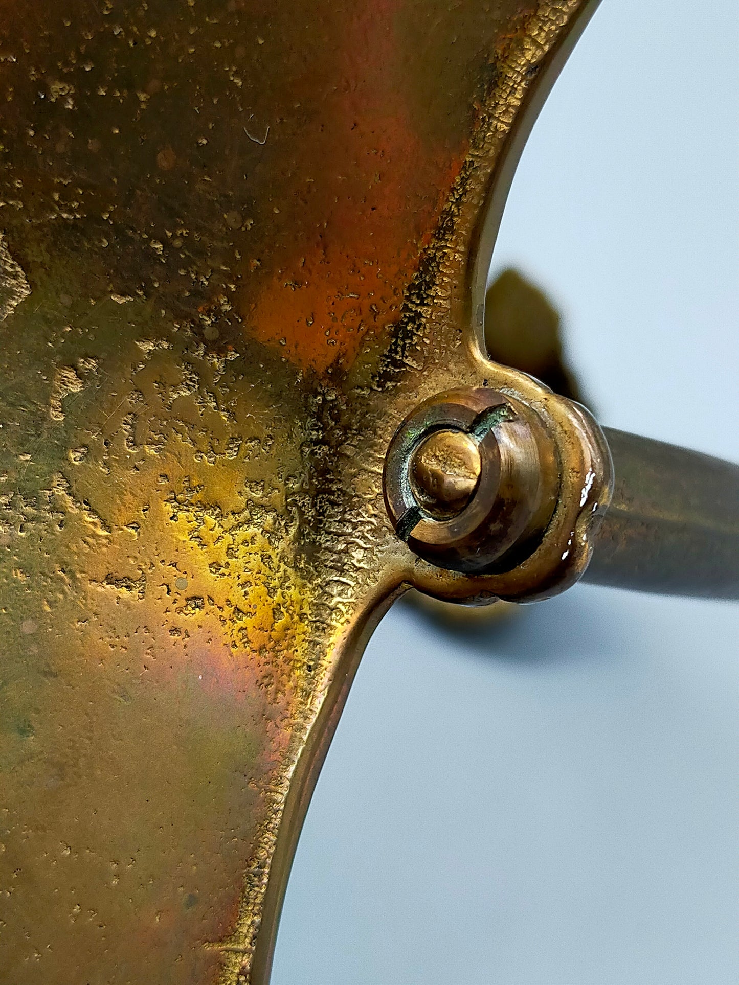 Elegante Art Nouveau Messing Schale mit Tragegriff Blütendekor
