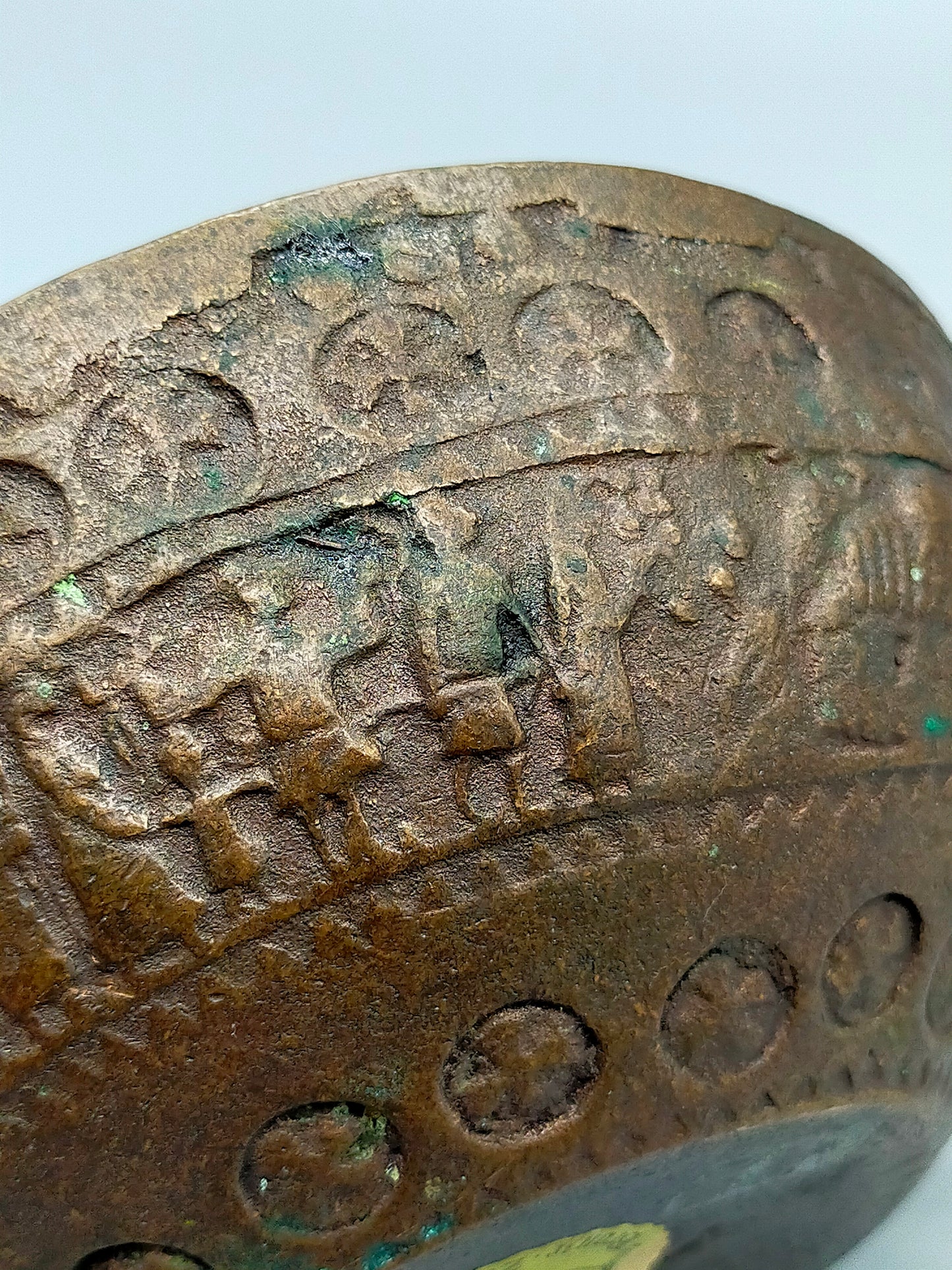 E. Thelen Creation Bronzeschale Brutalistisches Design mit Relief