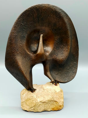 Werner Fenn Bronze Skulptur Radschlagender Pfau auf Steinsockel