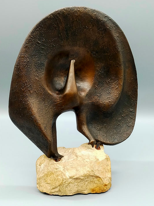 Werner Fenn Bronze Skulptur Radschlagender Pfau auf Steinsockel