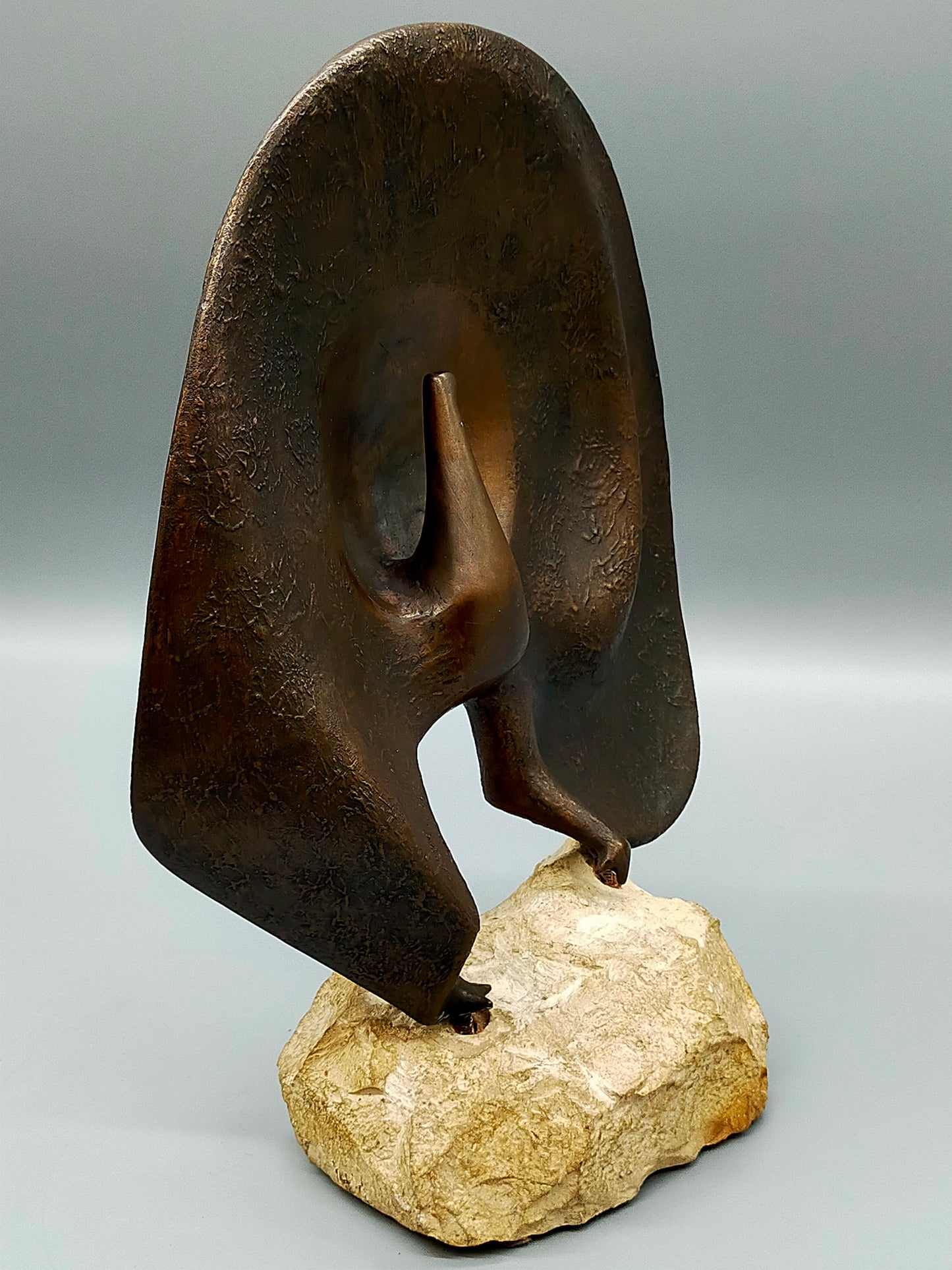 Werner Fenn Bronze Skulptur Radschlagender Pfau auf Steinsockel