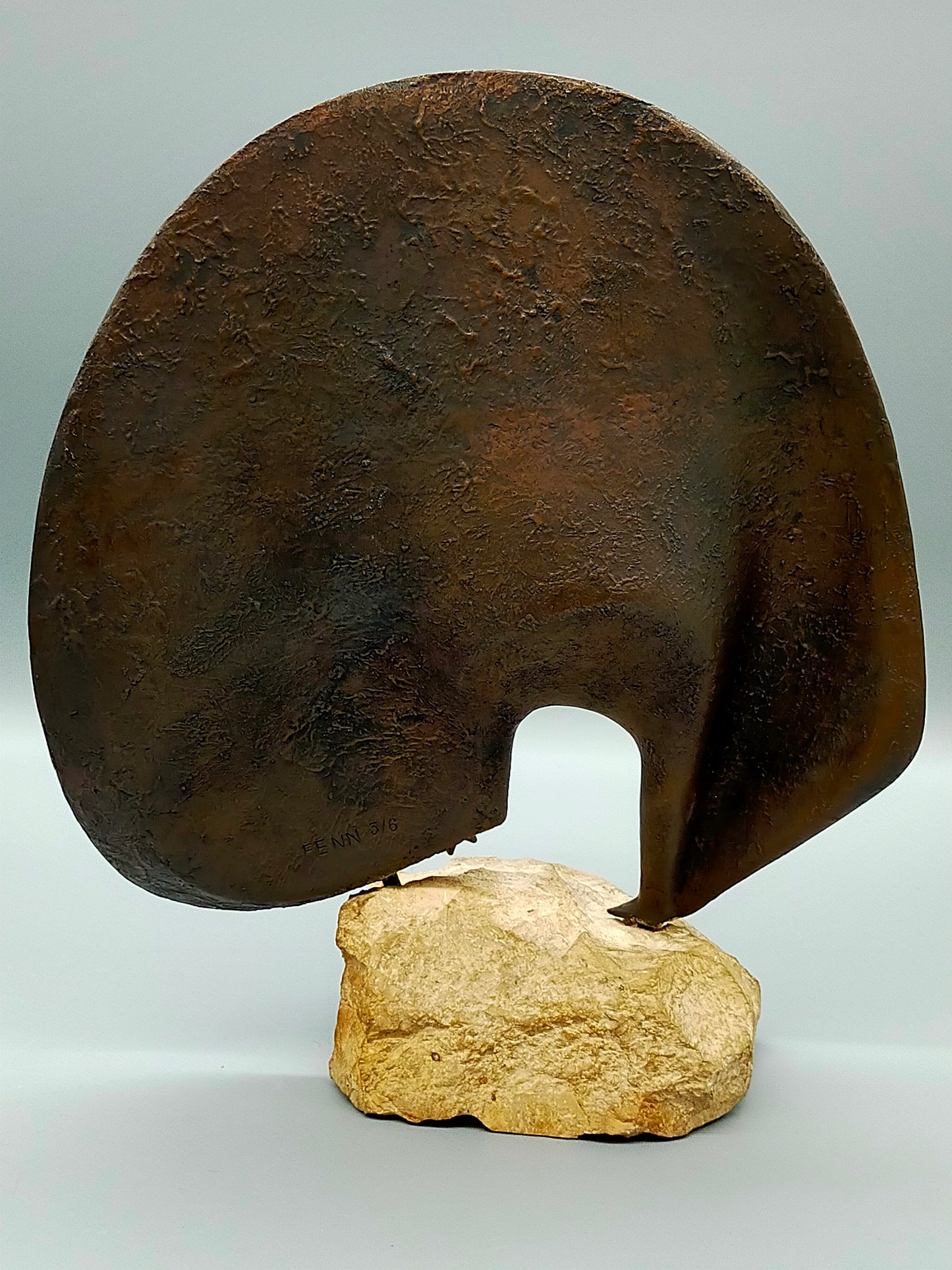 Werner Fenn Bronze Skulptur Radschlagender Pfau auf Steinsockel