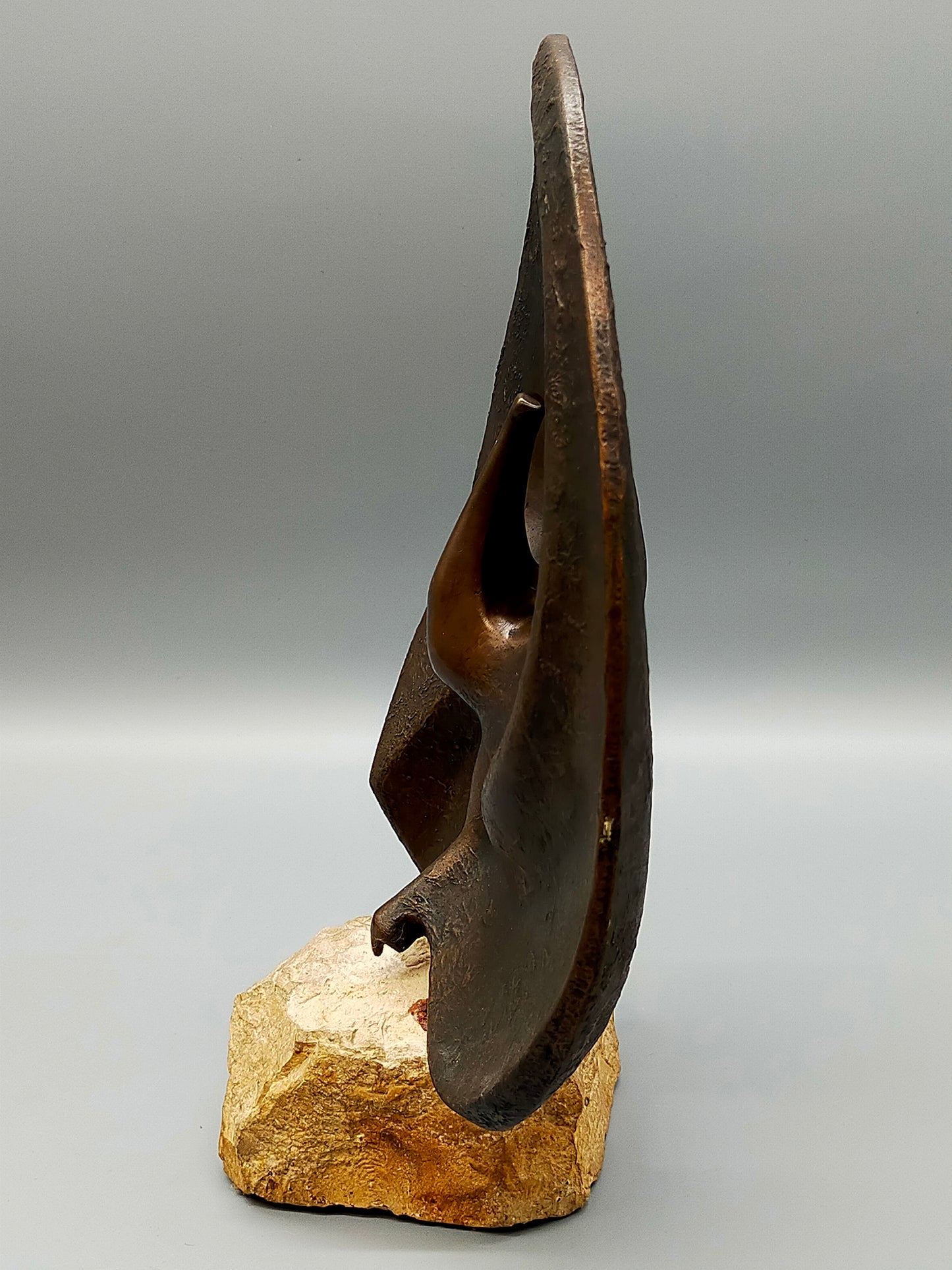Werner Fenn Bronze Skulptur Radschlagender Pfau auf Steinsockel