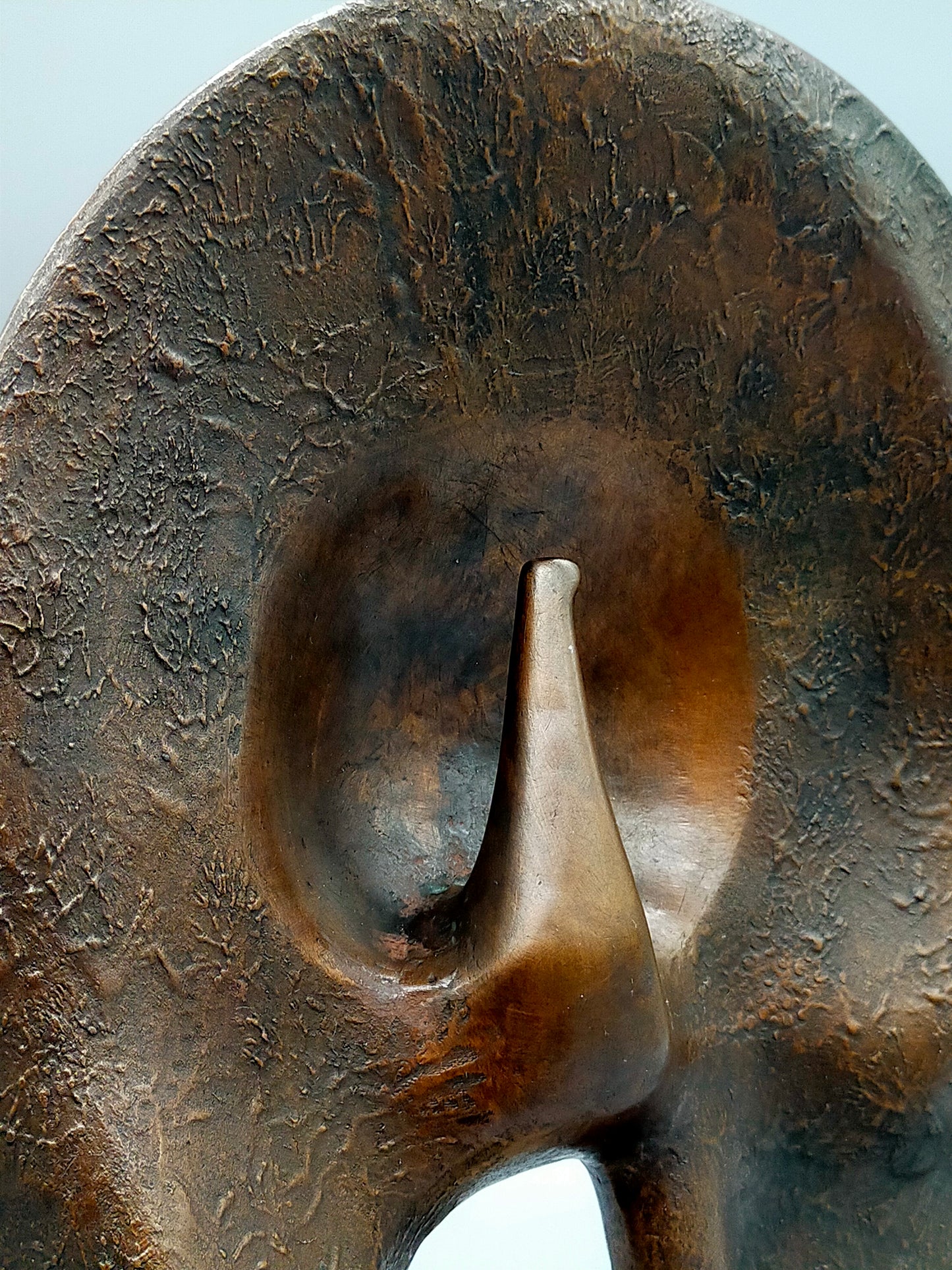 Werner Fenn Bronze Skulptur Radschlagender Pfau auf Steinsockel