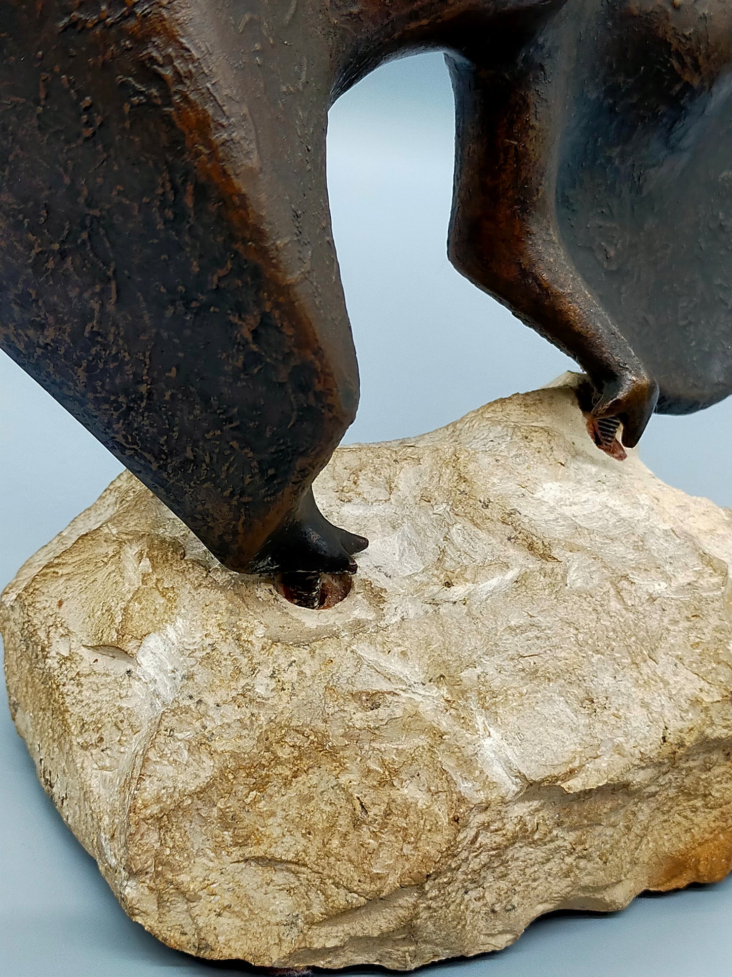 Werner Fenn Bronze Skulptur Radschlagender Pfau auf Steinsockel