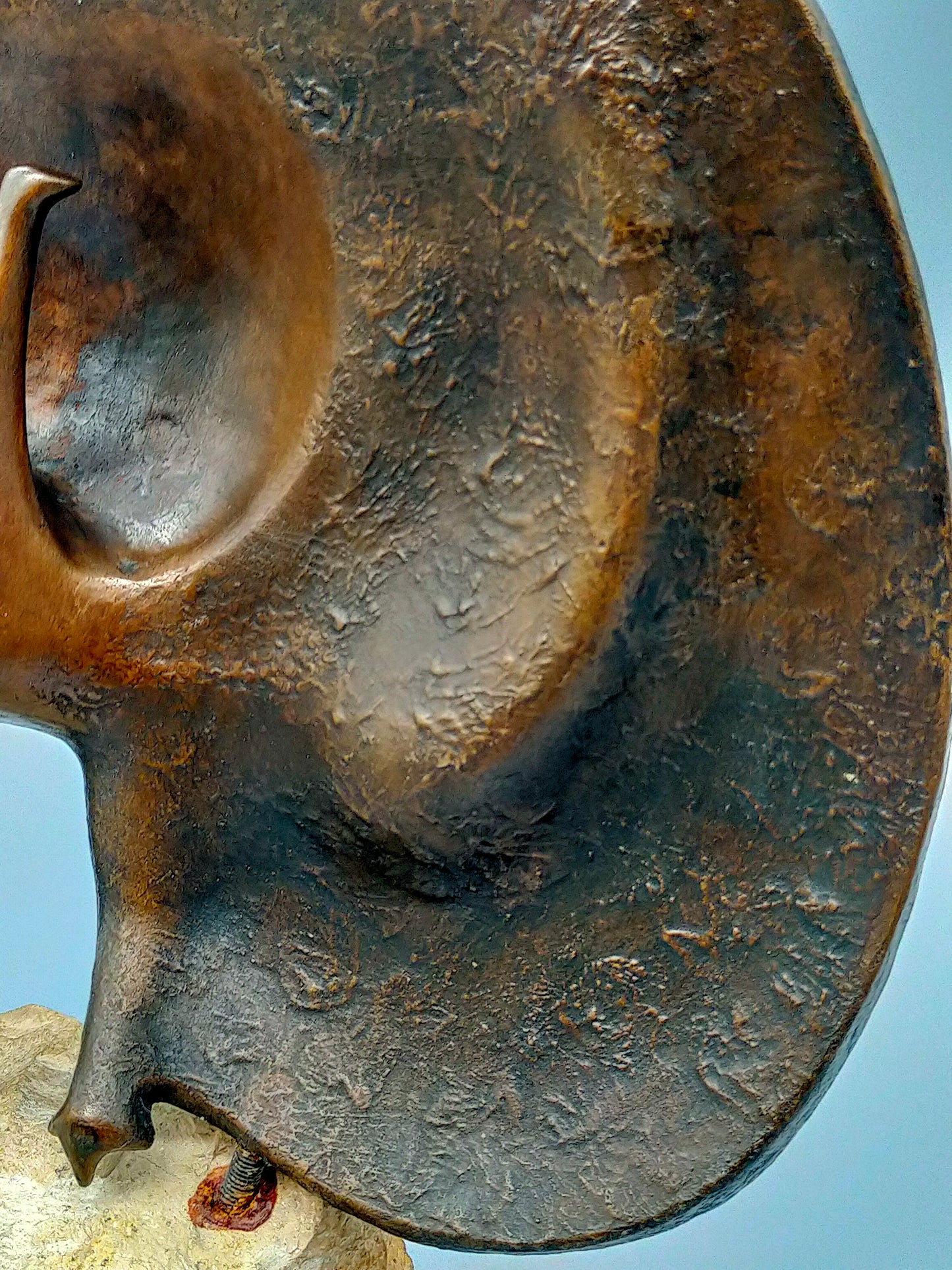 Werner Fenn Bronze Skulptur Radschlagender Pfau auf Steinsockel