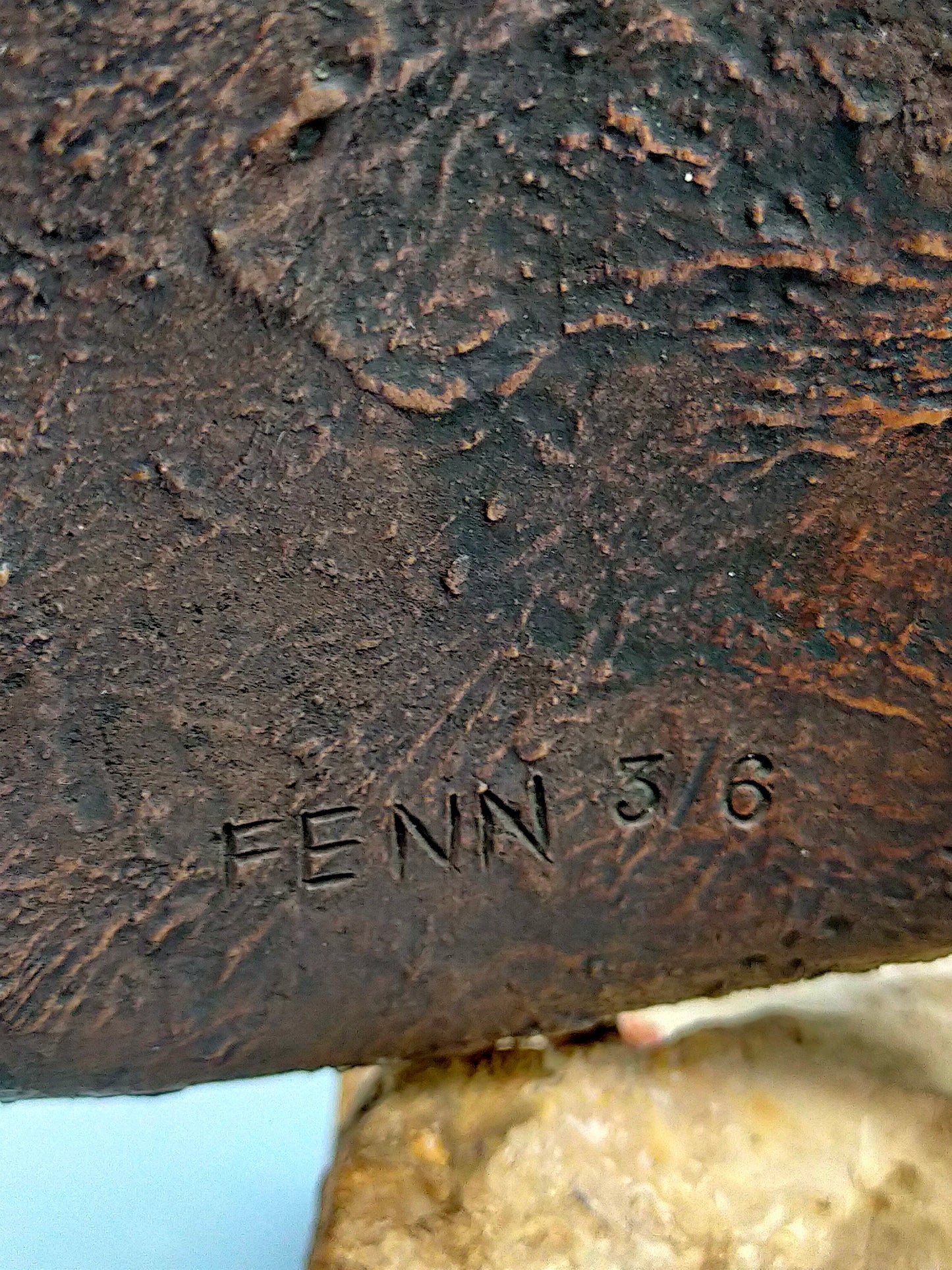 Werner Fenn Bronze Skulptur Radschlagender Pfau auf Steinsockel