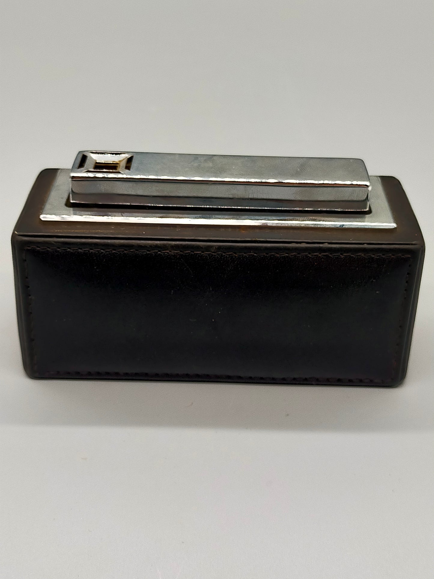Vintage Kawee Tischfeuerzeug Klassiker aus Leder & Chrom