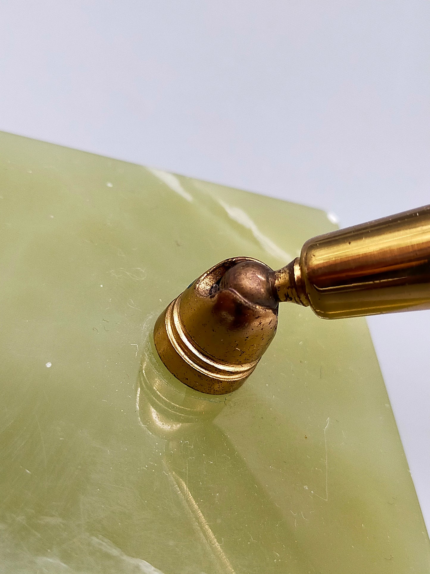 Stilvoller Vintage Schreibtisch Stifthalter aus Onyx Marmor und Messing