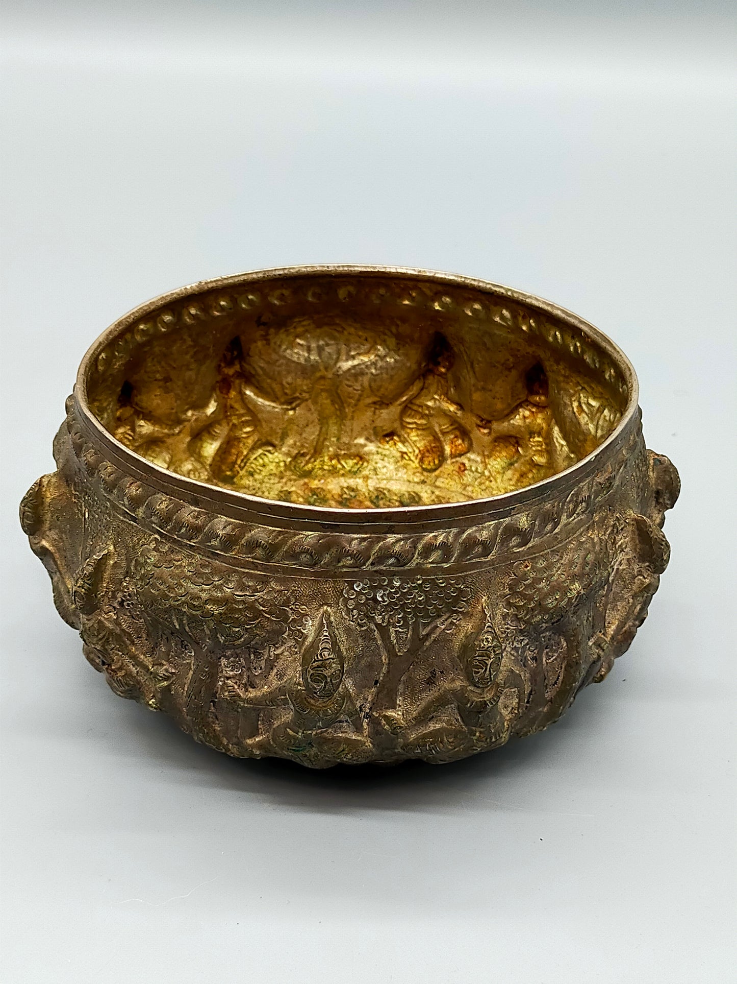 Antike asiatische Silberschale Detailreiche Reliefarbeit mit Figuren