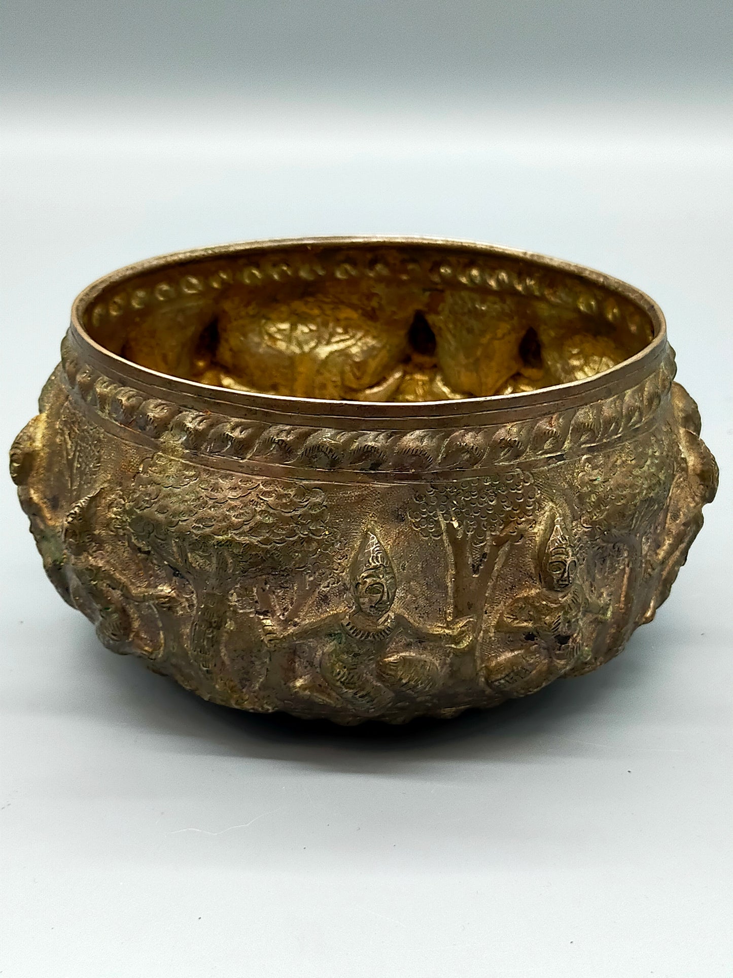 Antike asiatische Silberschale Detailreiche Reliefarbeit mit Figuren