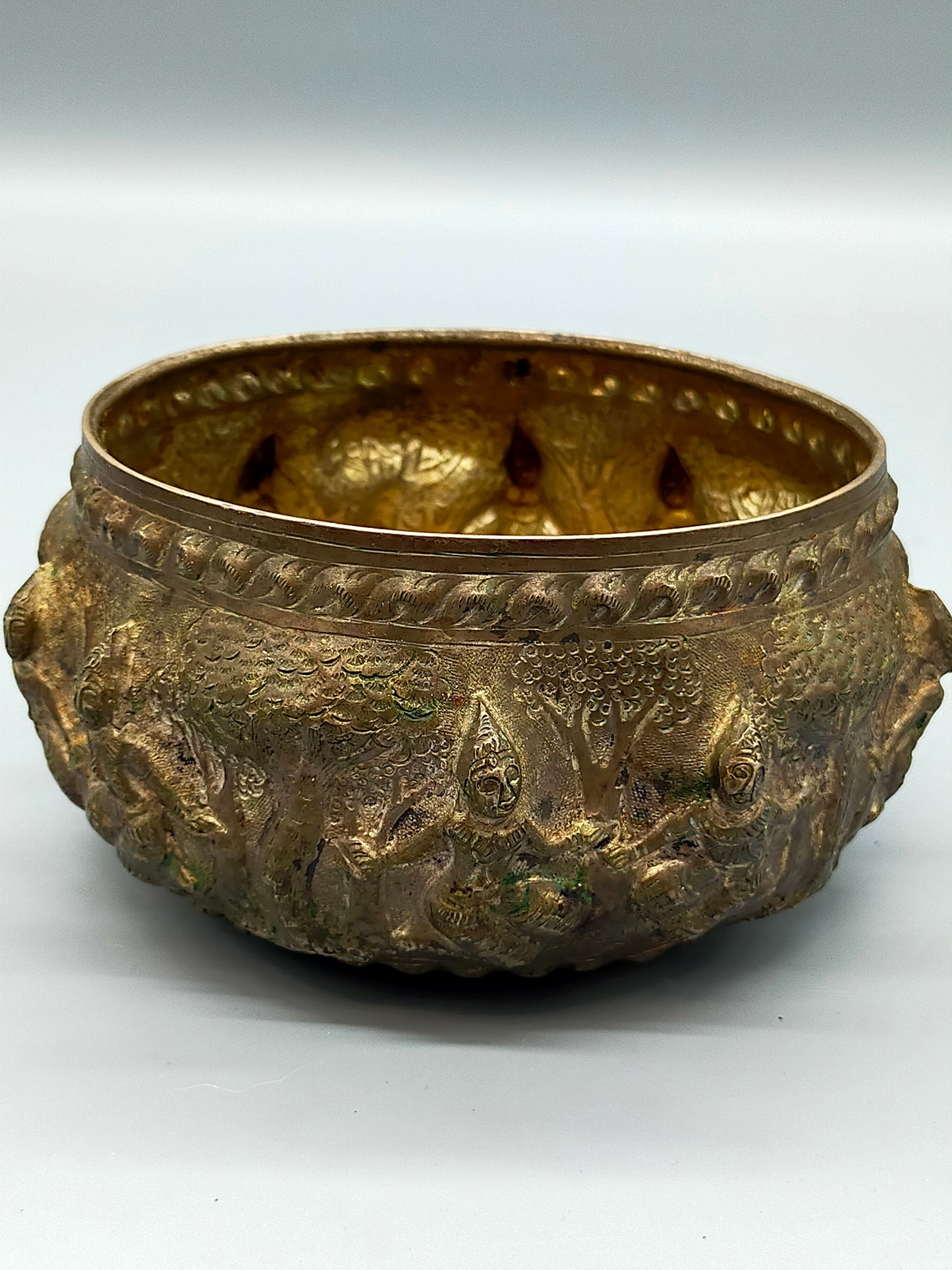 Antike asiatische Silberschale Detailreiche Reliefarbeit mit Figuren