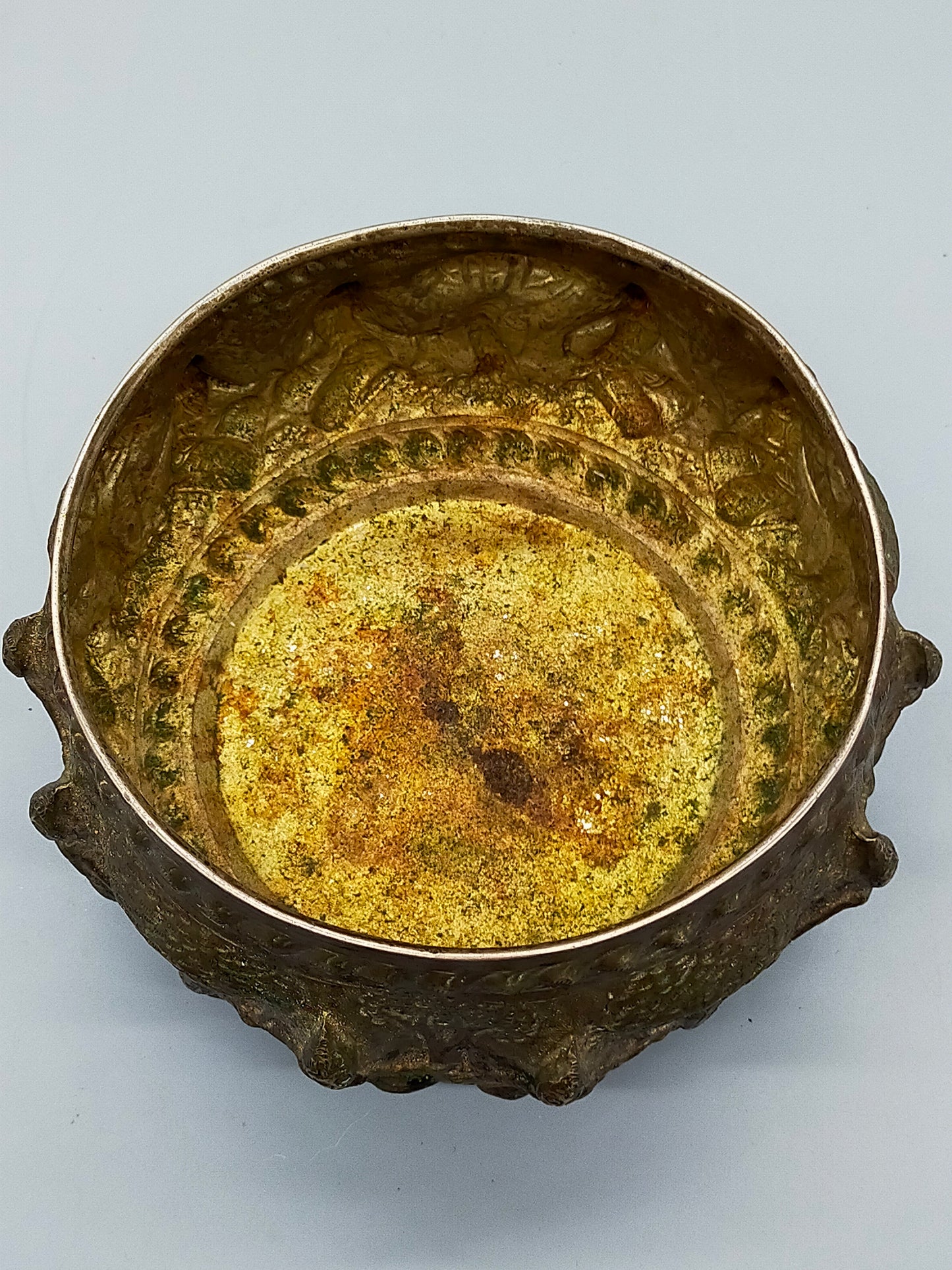 Antike asiatische Silberschale Detailreiche Reliefarbeit mit Figuren