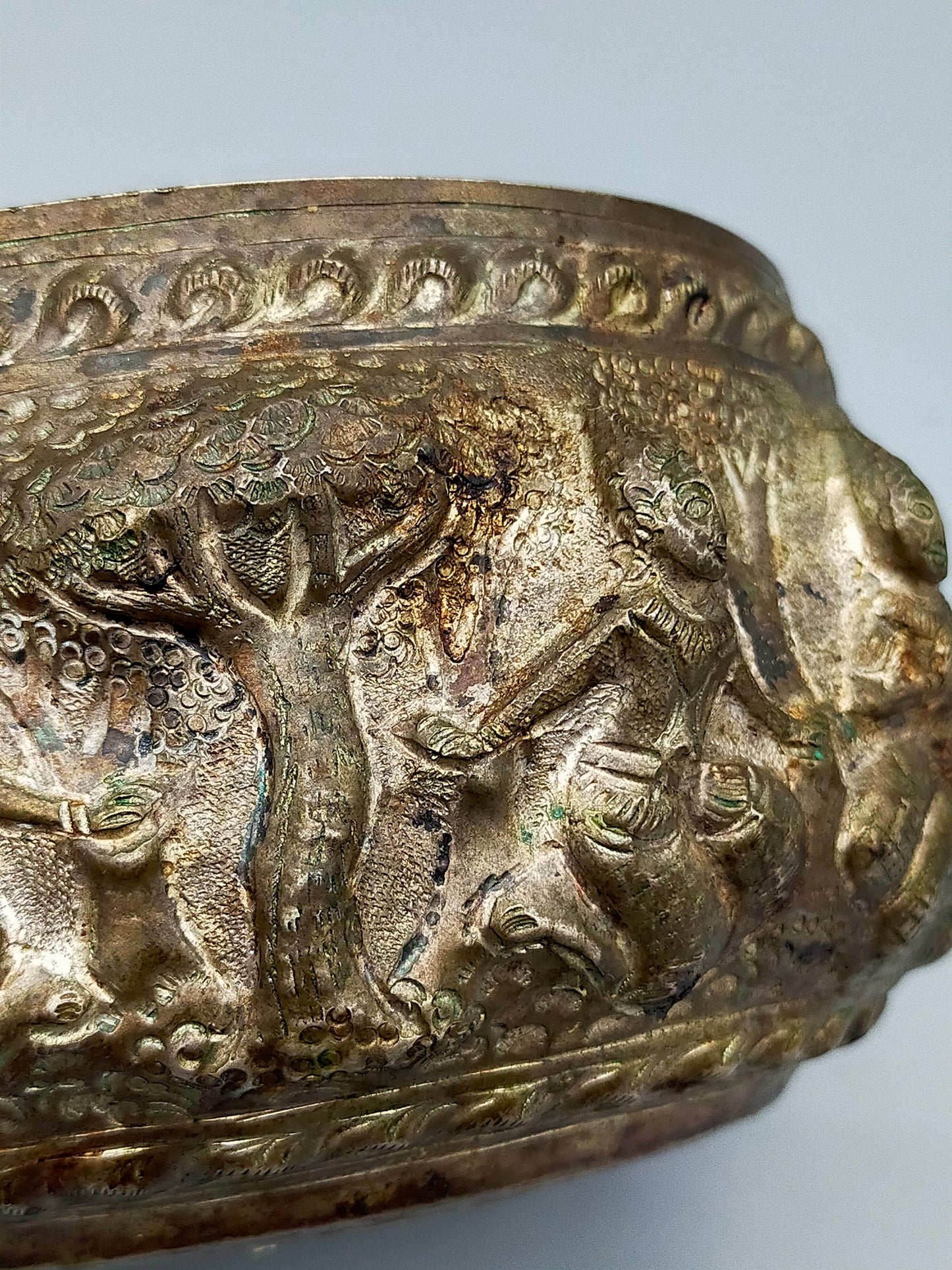Antike asiatische Silberschale Detailreiche Reliefarbeit mit Figuren