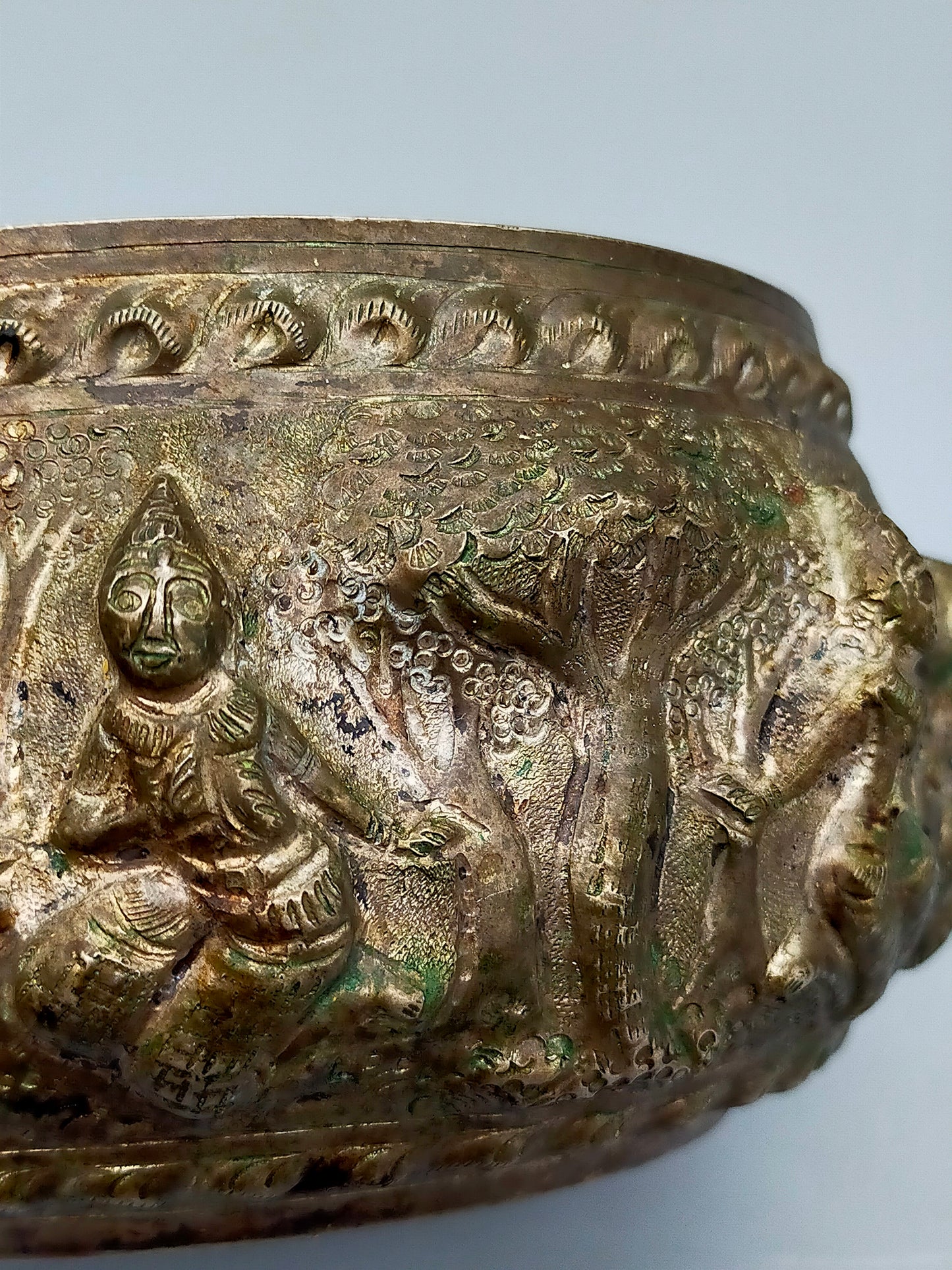 Antike asiatische Silberschale Detailreiche Reliefarbeit mit Figuren
