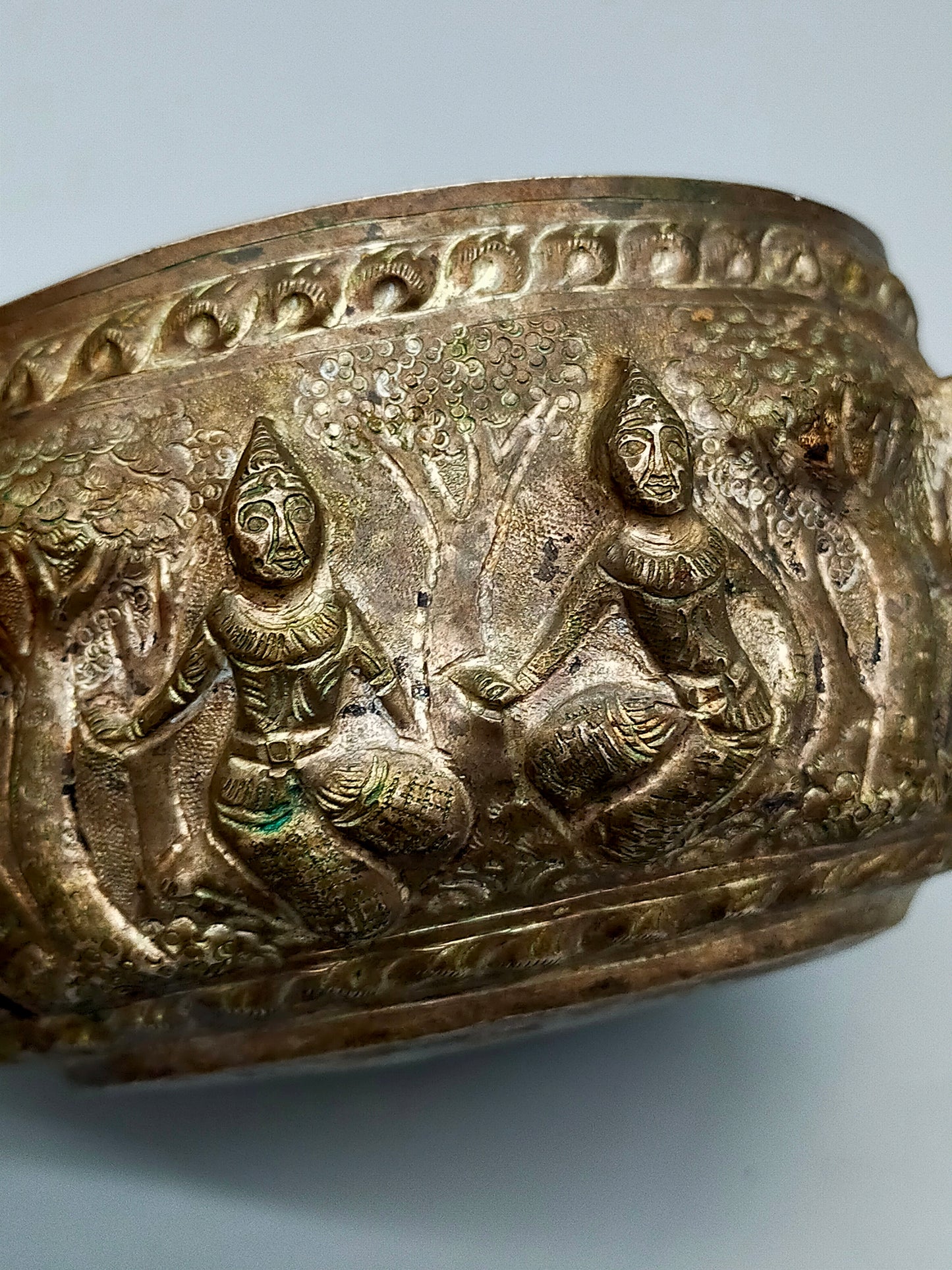 Antike asiatische Silberschale Detailreiche Reliefarbeit mit Figuren