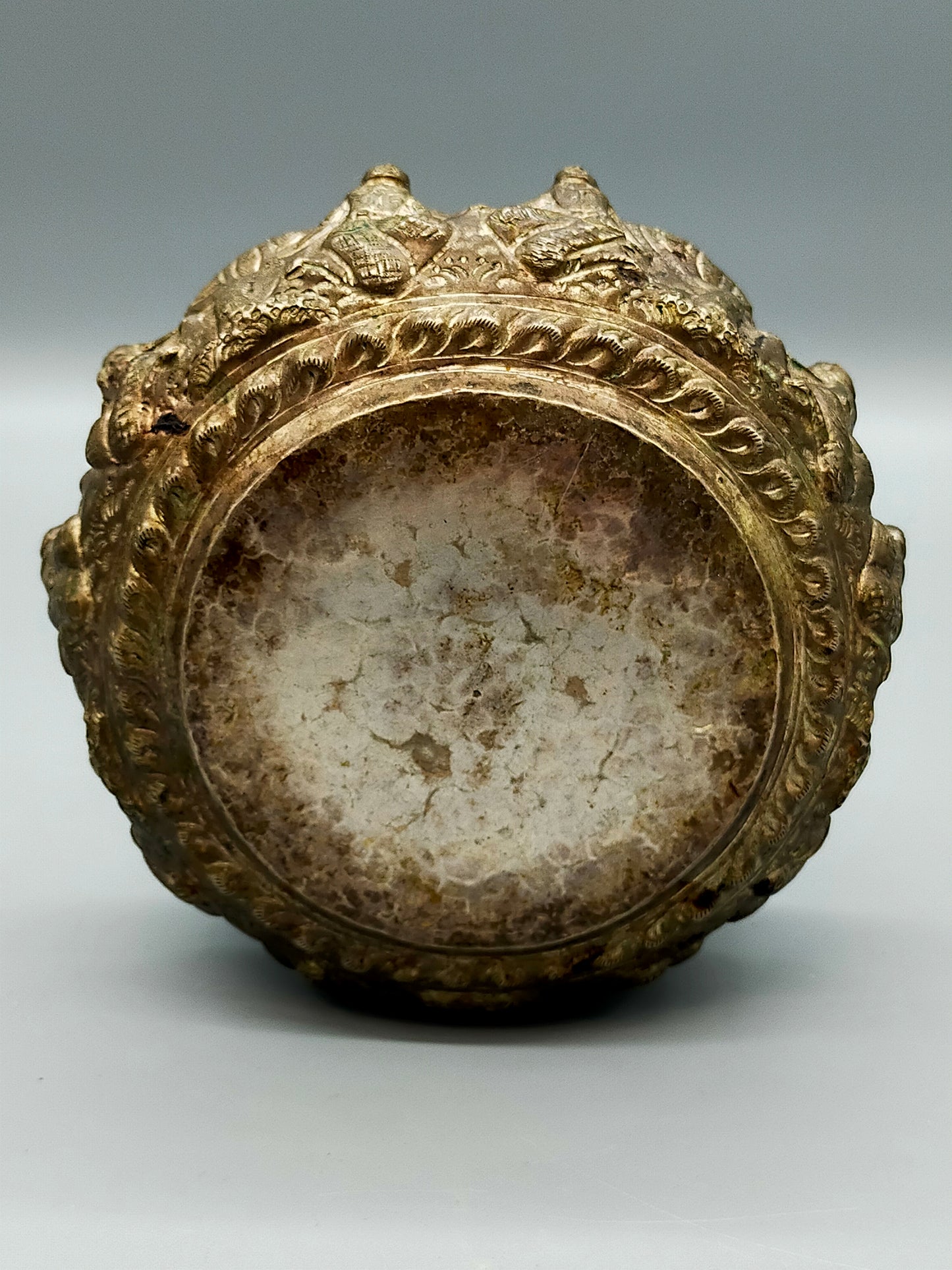 Antike asiatische Silberschale Detailreiche Reliefarbeit mit Figuren
