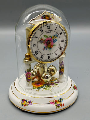Hermle K.P.M. Kamin Uhr – Porzellan Drehpendeluhr mit Glasdom