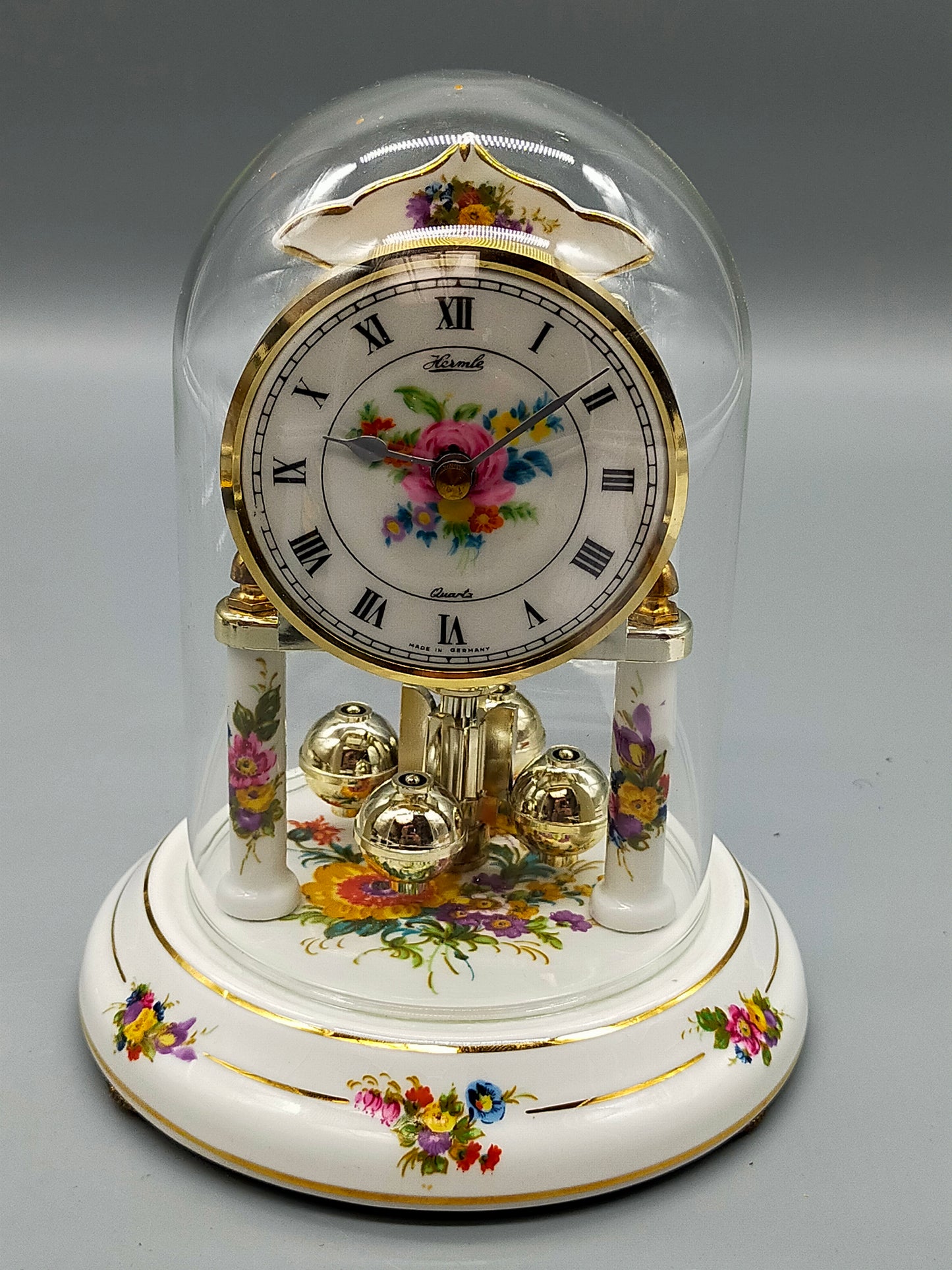 Hermle K.P.M. Kamin Uhr – Porzellan Drehpendeluhr mit Glasdom