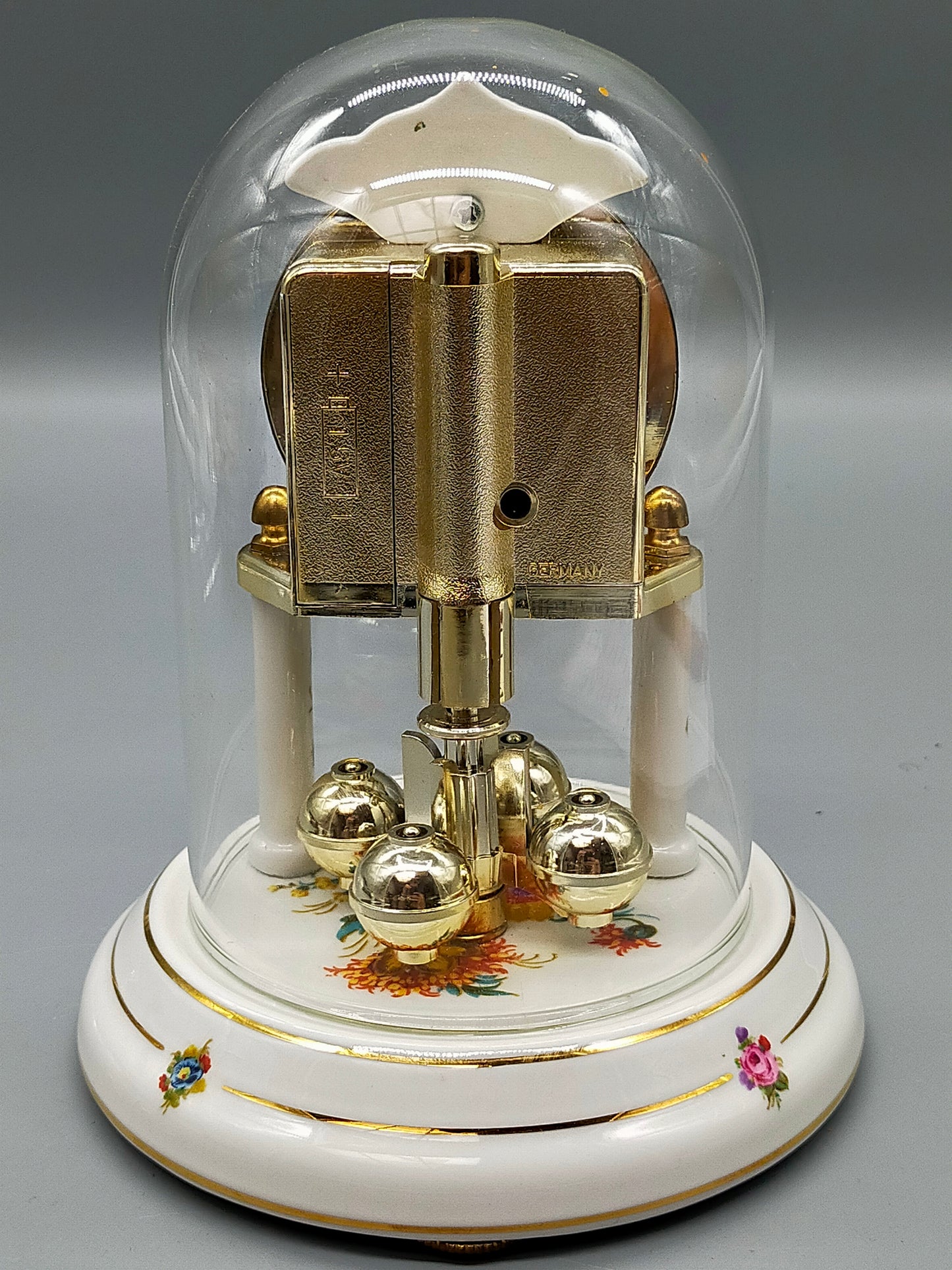 Hermle K.P.M. Kamin Uhr – Porzellan Drehpendeluhr mit Glasdom