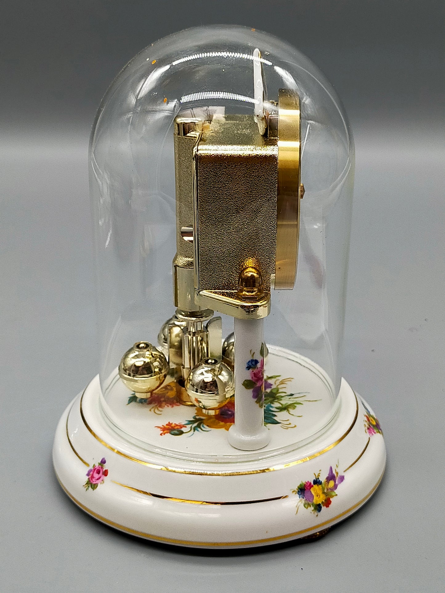 Hermle K.P.M. Kamin Uhr – Porzellan Drehpendeluhr mit Glasdom