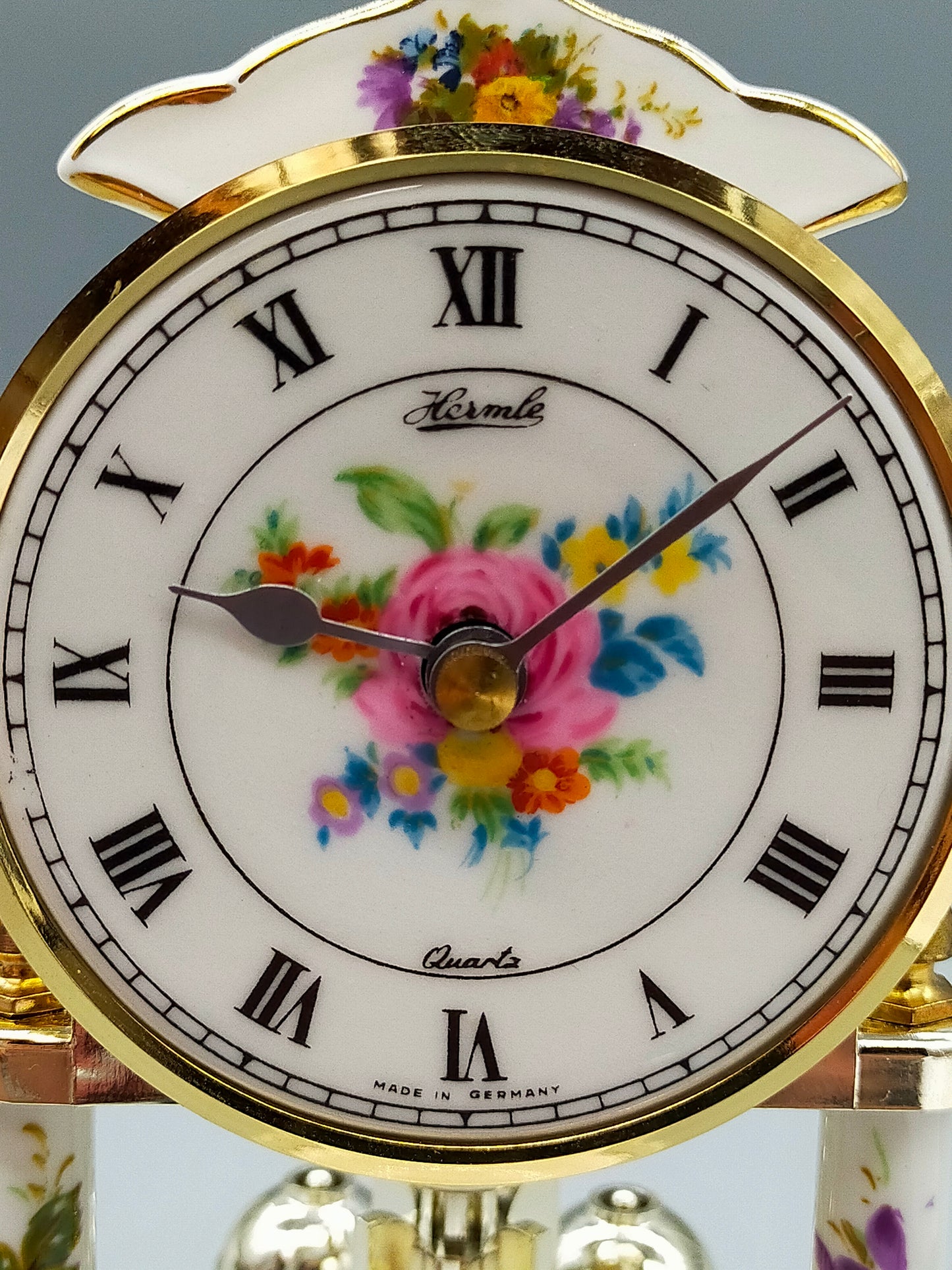 Hermle K.P.M. Kamin Uhr – Porzellan Drehpendeluhr mit Glasdom