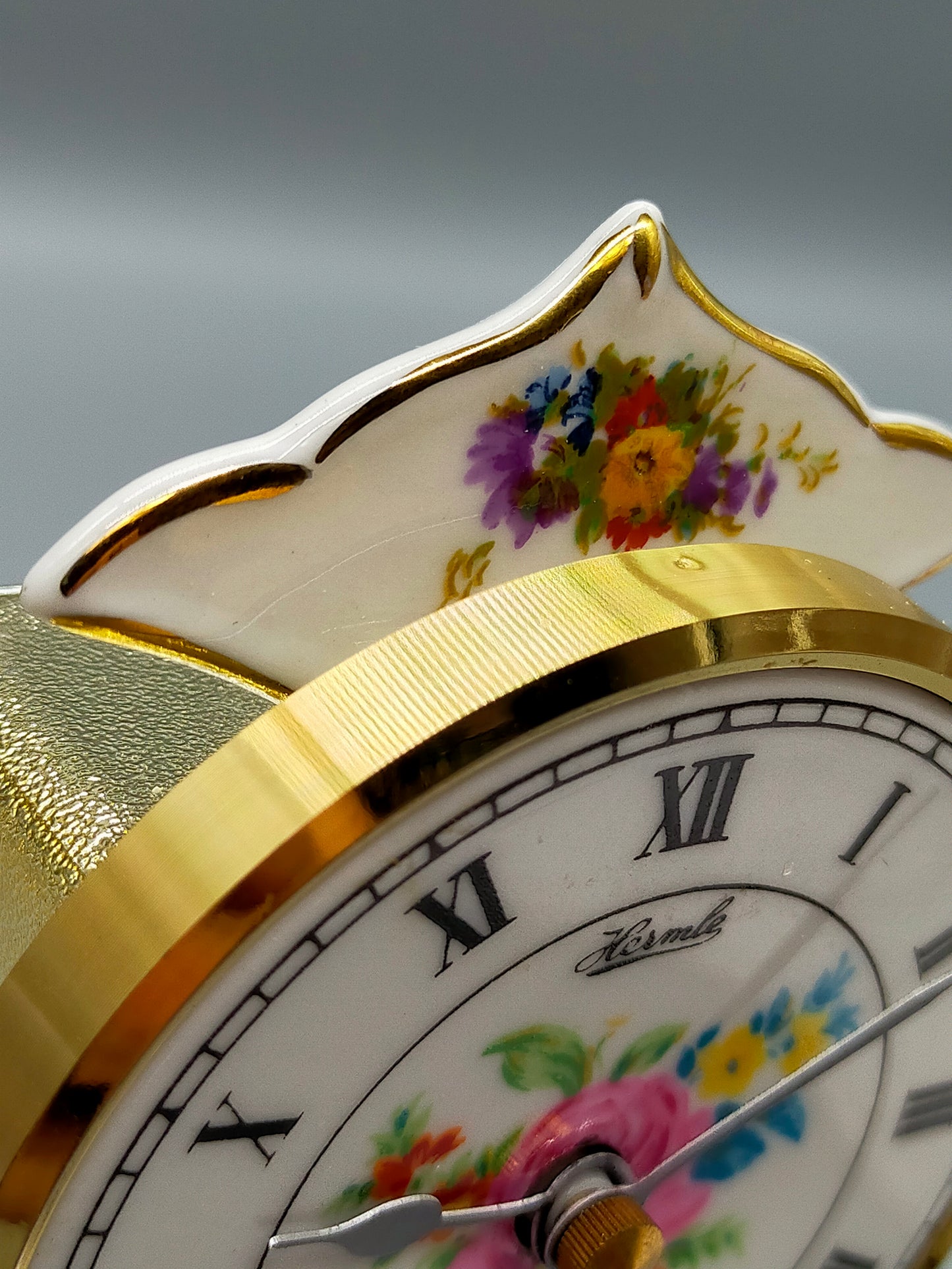Hermle K.P.M. Kamin Uhr – Porzellan Drehpendeluhr mit Glasdom