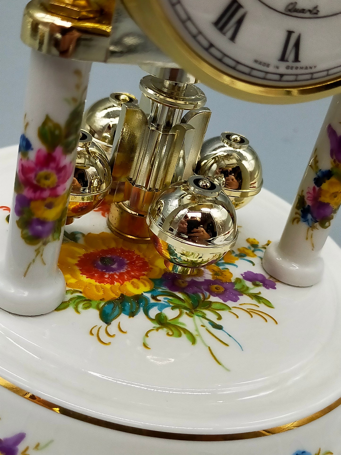 Hermle K.P.M. Kamin Uhr – Porzellan Drehpendeluhr mit Glasdom