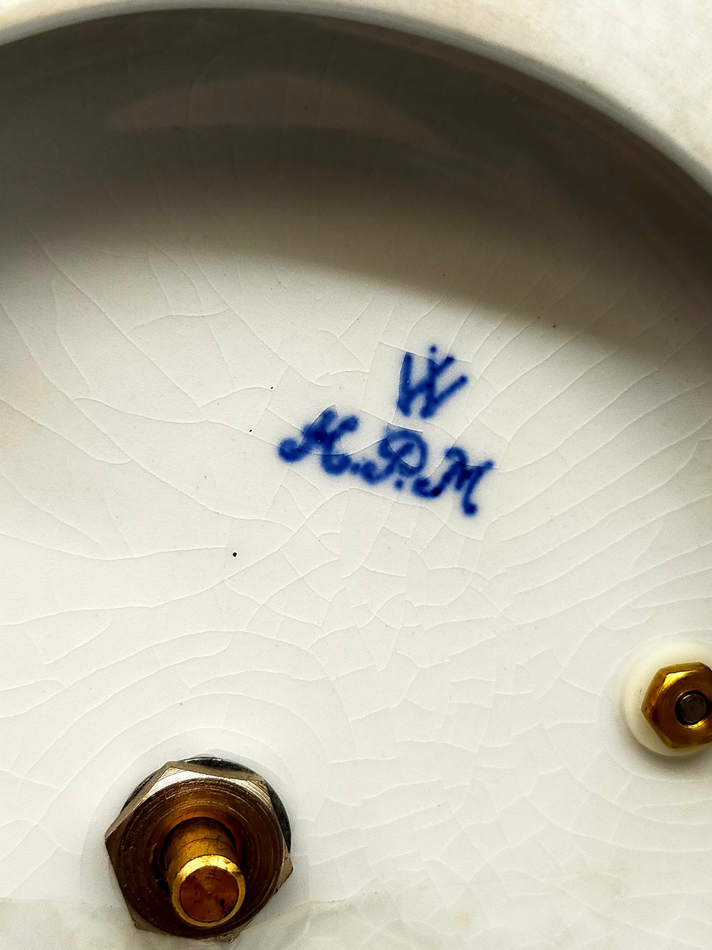 Hermle K.P.M. Kamin Uhr – Porzellan Drehpendeluhr mit Glasdom