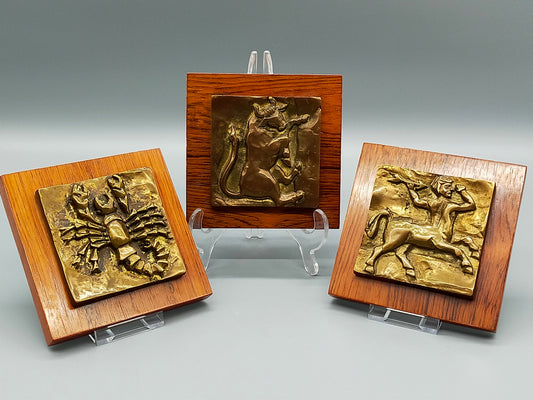 Drei kunstvolle Messingreliefs auf Holz Sternzeichen Sternbilder